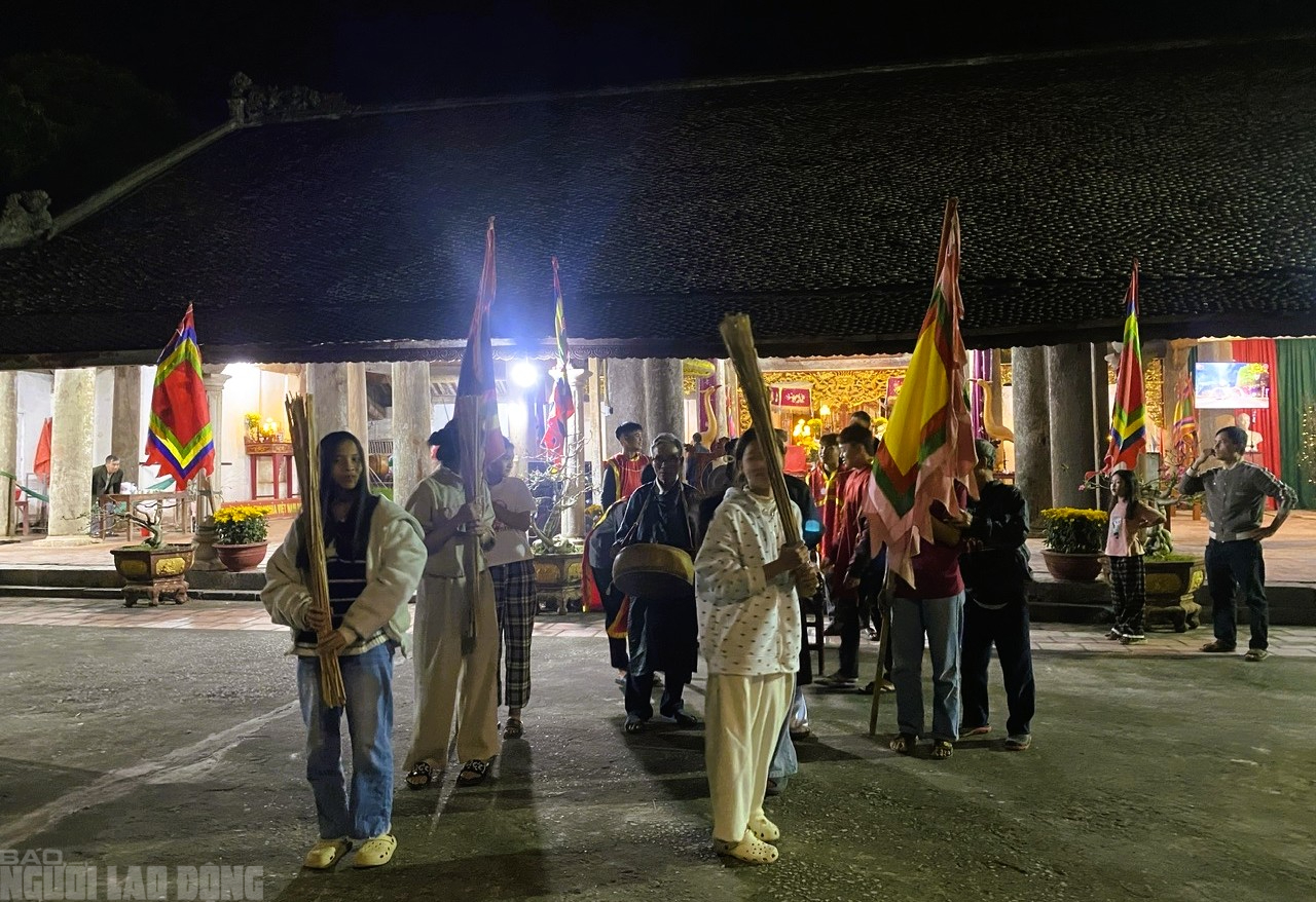 Cả l&agrave;ng ở Thanh H&oacute;a rủ nhau ra đ&igrave;nh l&agrave;ng xin lửa đ&ecirc;m Giao thừa- Ảnh 3.