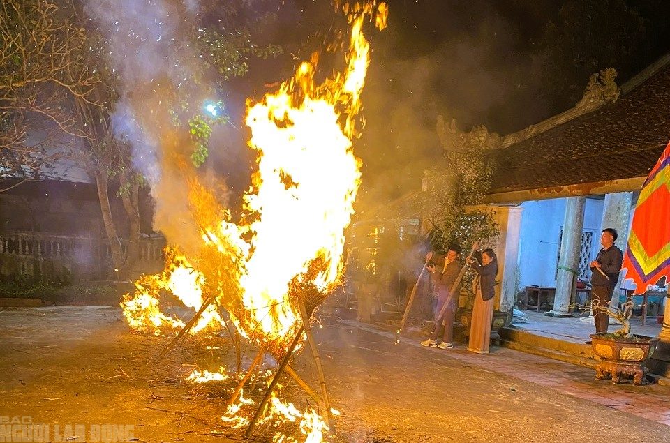 Cả l&agrave;ng ở Thanh H&oacute;a rủ nhau ra đ&igrave;nh l&agrave;ng xin lửa đ&ecirc;m Giao thừa- Ảnh 6.