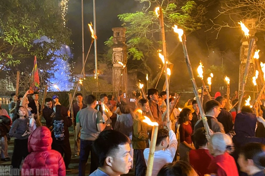 Cả l&agrave;ng ở Thanh H&oacute;a rủ nhau ra đ&igrave;nh l&agrave;ng xin lửa đ&ecirc;m Giao thừa- Ảnh 7.