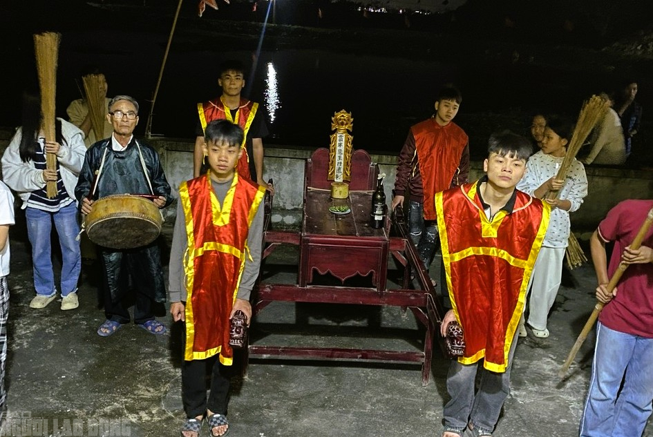 Cả l&agrave;ng ở Thanh H&oacute;a rủ nhau ra đ&igrave;nh l&agrave;ng xin lửa đ&ecirc;m Giao thừa- Ảnh 4.