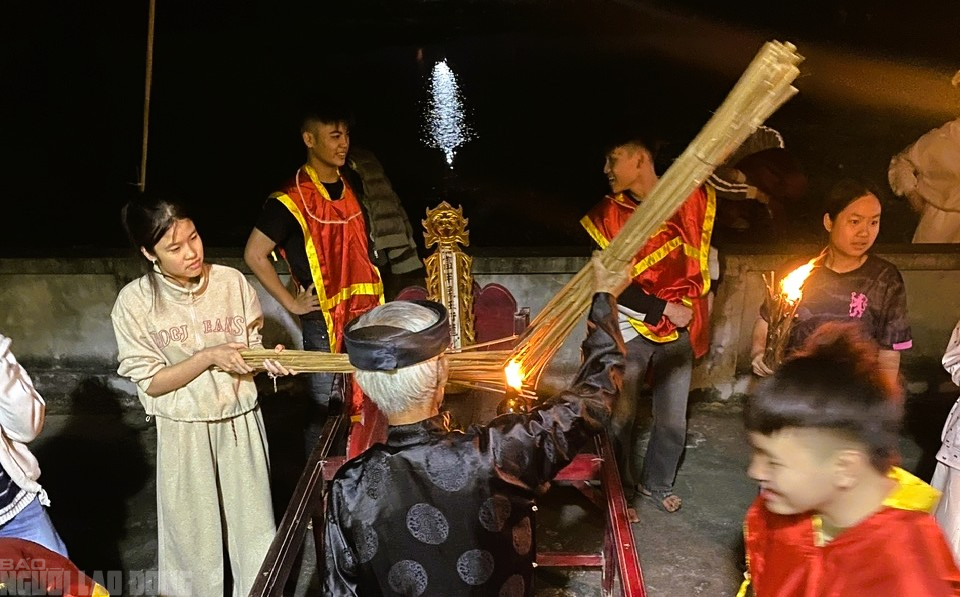 Cả l&agrave;ng ở Thanh H&oacute;a rủ nhau ra đ&igrave;nh l&agrave;ng xin lửa đ&ecirc;m Giao thừa- Ảnh 5.