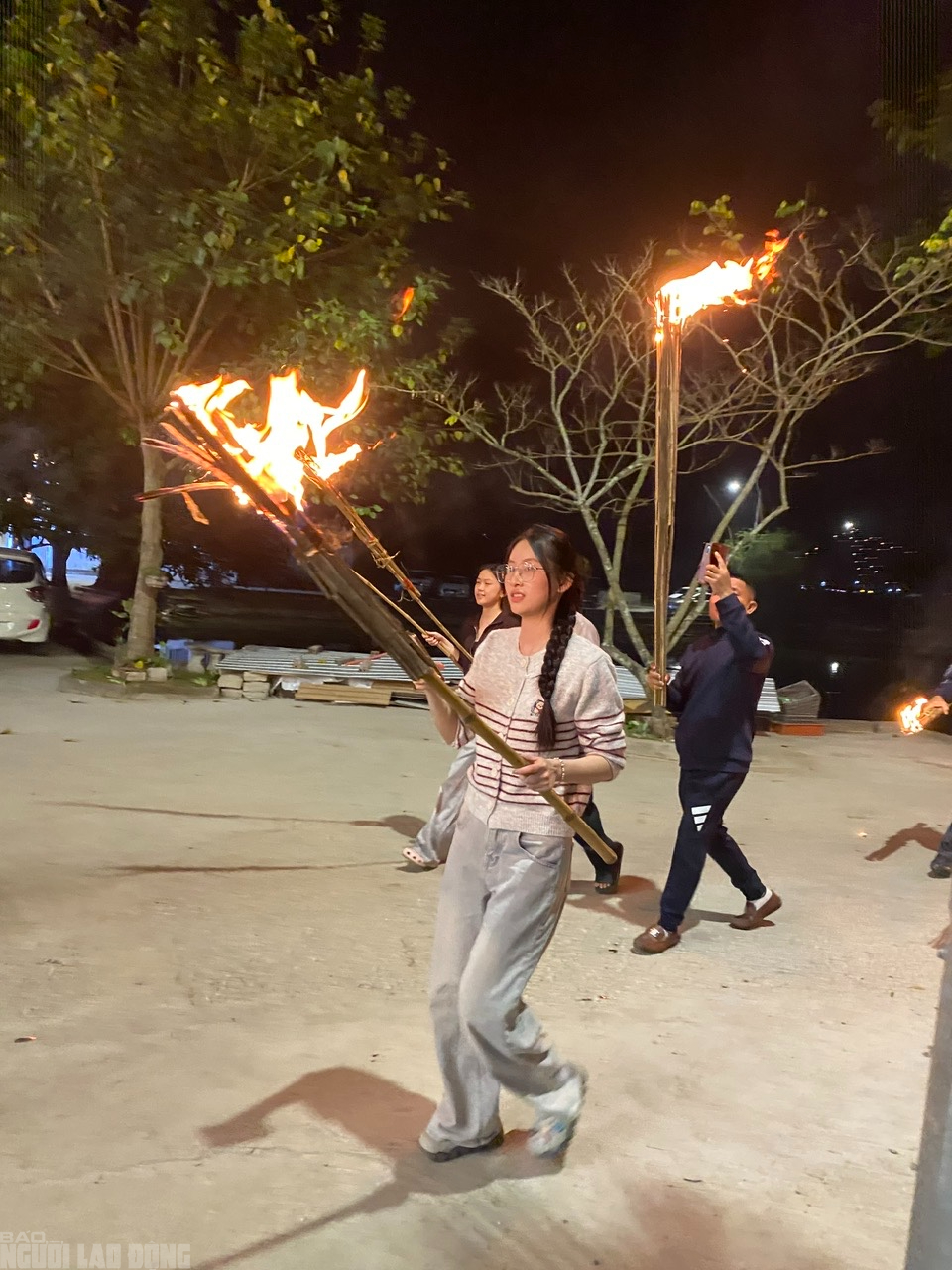 Cả l&agrave;ng ở Thanh H&oacute;a rủ nhau ra đ&igrave;nh l&agrave;ng xin lửa đ&ecirc;m Giao thừa- Ảnh 8.