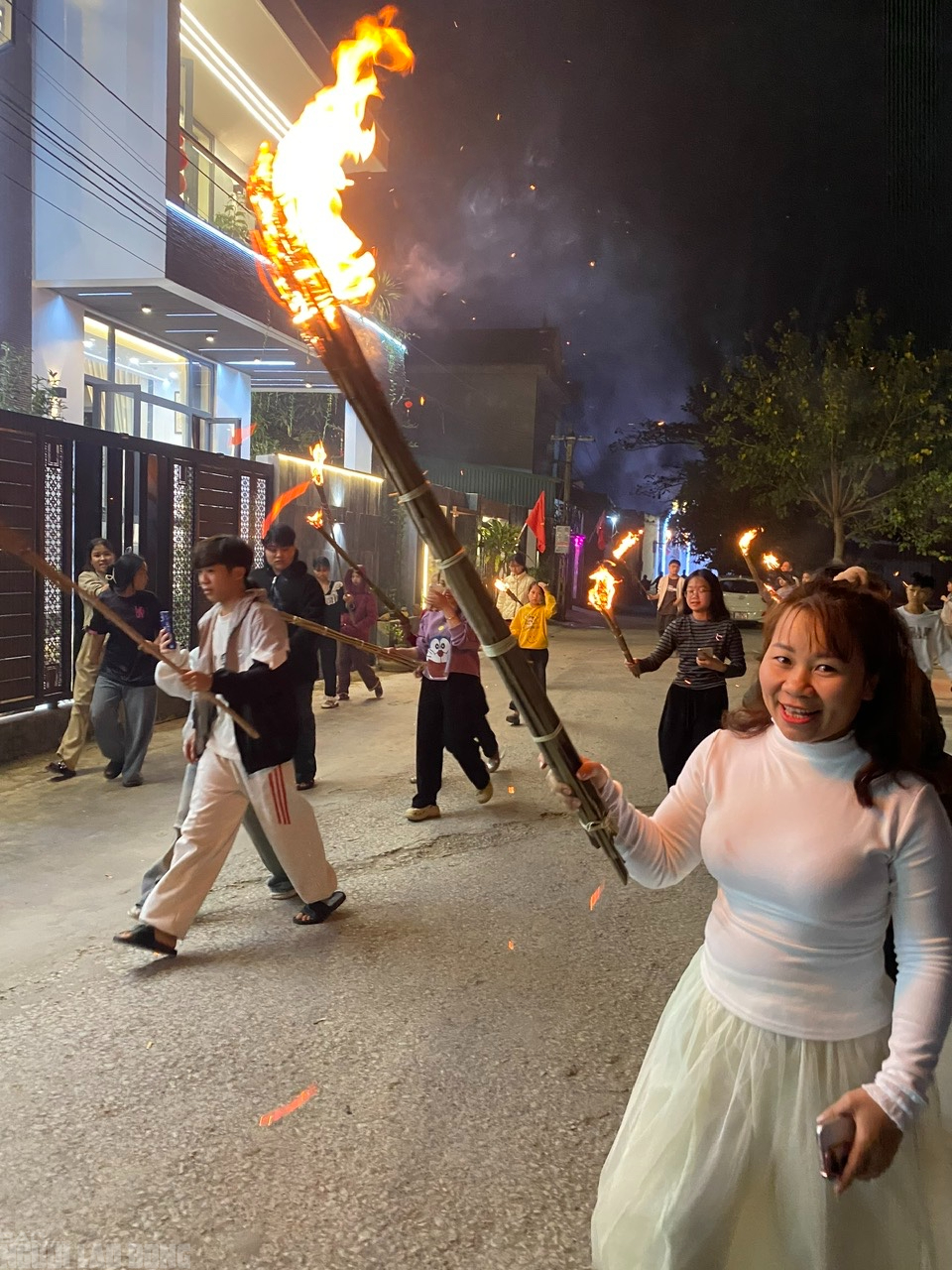 Cả l&agrave;ng ở Thanh H&oacute;a rủ nhau ra đ&igrave;nh l&agrave;ng xin lửa đ&ecirc;m Giao thừa- Ảnh 9.