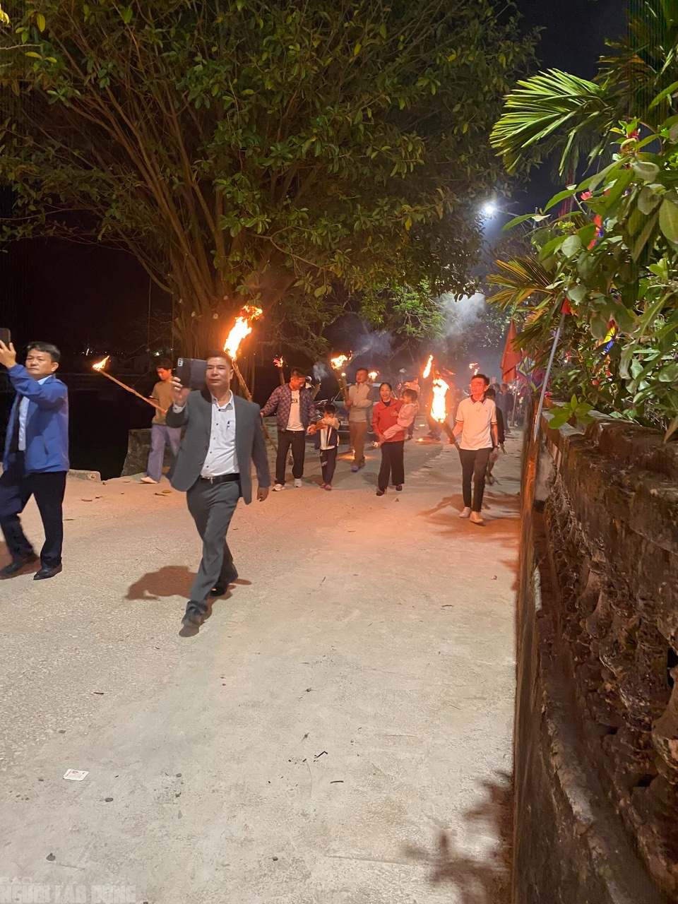 Cả l&agrave;ng ở Thanh H&oacute;a rủ nhau ra đ&igrave;nh l&agrave;ng xin lửa đ&ecirc;m Giao thừa- Ảnh 10.