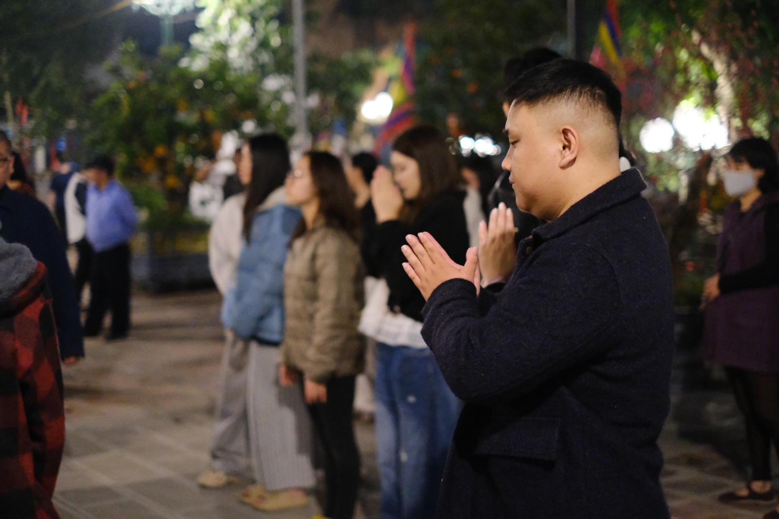 Sau Giao thừa, Ch&ugrave;a H&agrave; chật k&iacute;n người d&acirc;n đến cầu duy&ecirc;n, xin lộc đầu năm- Ảnh 4.