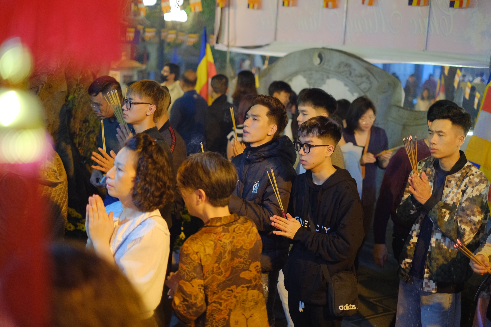 Sau Giao thừa, Ch&ugrave;a H&agrave; chật k&iacute;n người d&acirc;n đến cầu duy&ecirc;n, xin lộc đầu năm- Ảnh 2.