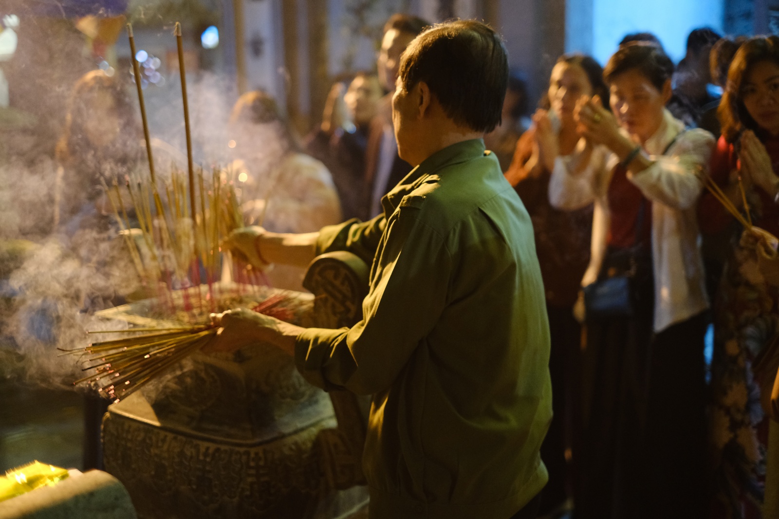 Sau Giao thừa, Ch&ugrave;a H&agrave; chật k&iacute;n người d&acirc;n đến cầu duy&ecirc;n, xin lộc đầu năm- Ảnh 9.