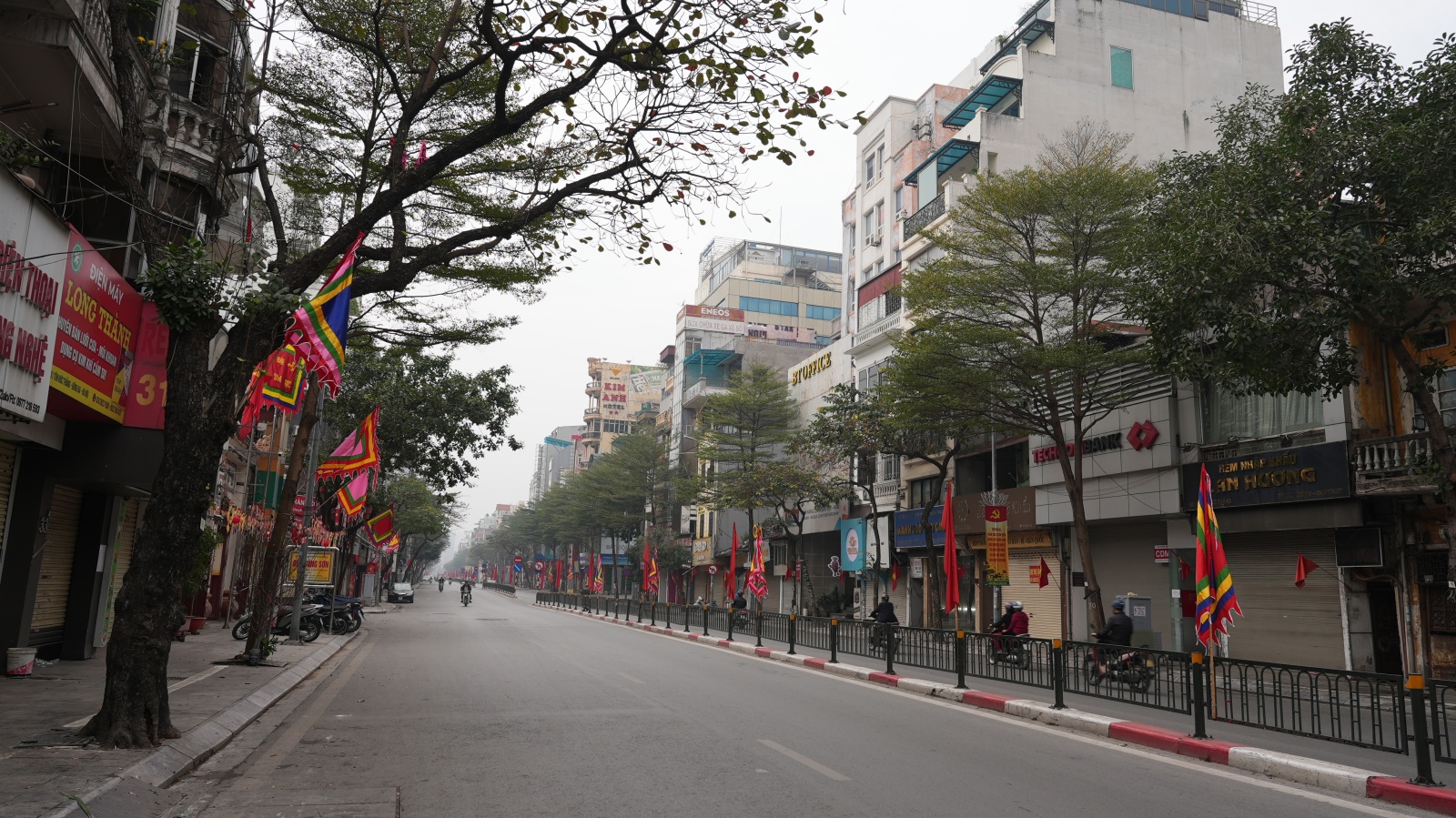 H&agrave; Nội v&agrave; TP.HCM y&ecirc;n b&igrave;nh đến lạ s&aacute;ng m&ugrave;ng 1 Tết- Ảnh 5.