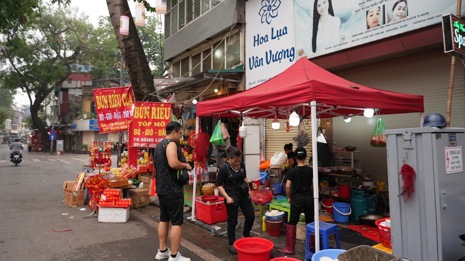 H&agrave; Nội v&agrave; TP.HCM y&ecirc;n b&igrave;nh đến lạ s&aacute;ng m&ugrave;ng 1 Tết- Ảnh 12.