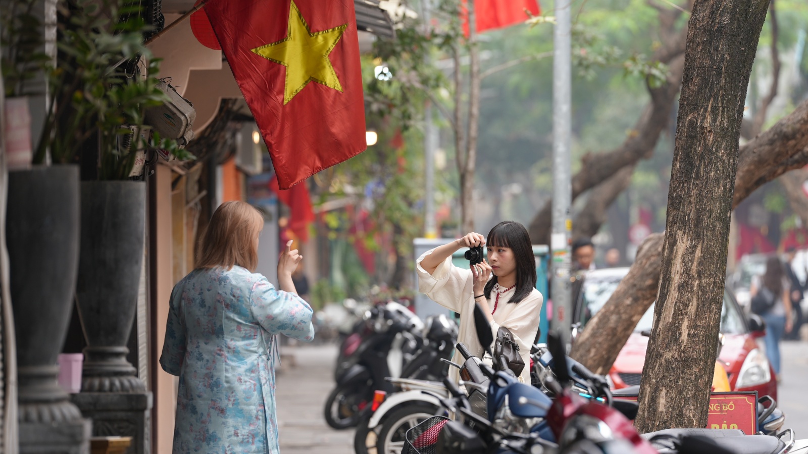 H&agrave; Nội v&agrave; TP.HCM y&ecirc;n b&igrave;nh đến lạ s&aacute;ng m&ugrave;ng 1 Tết- Ảnh 16.