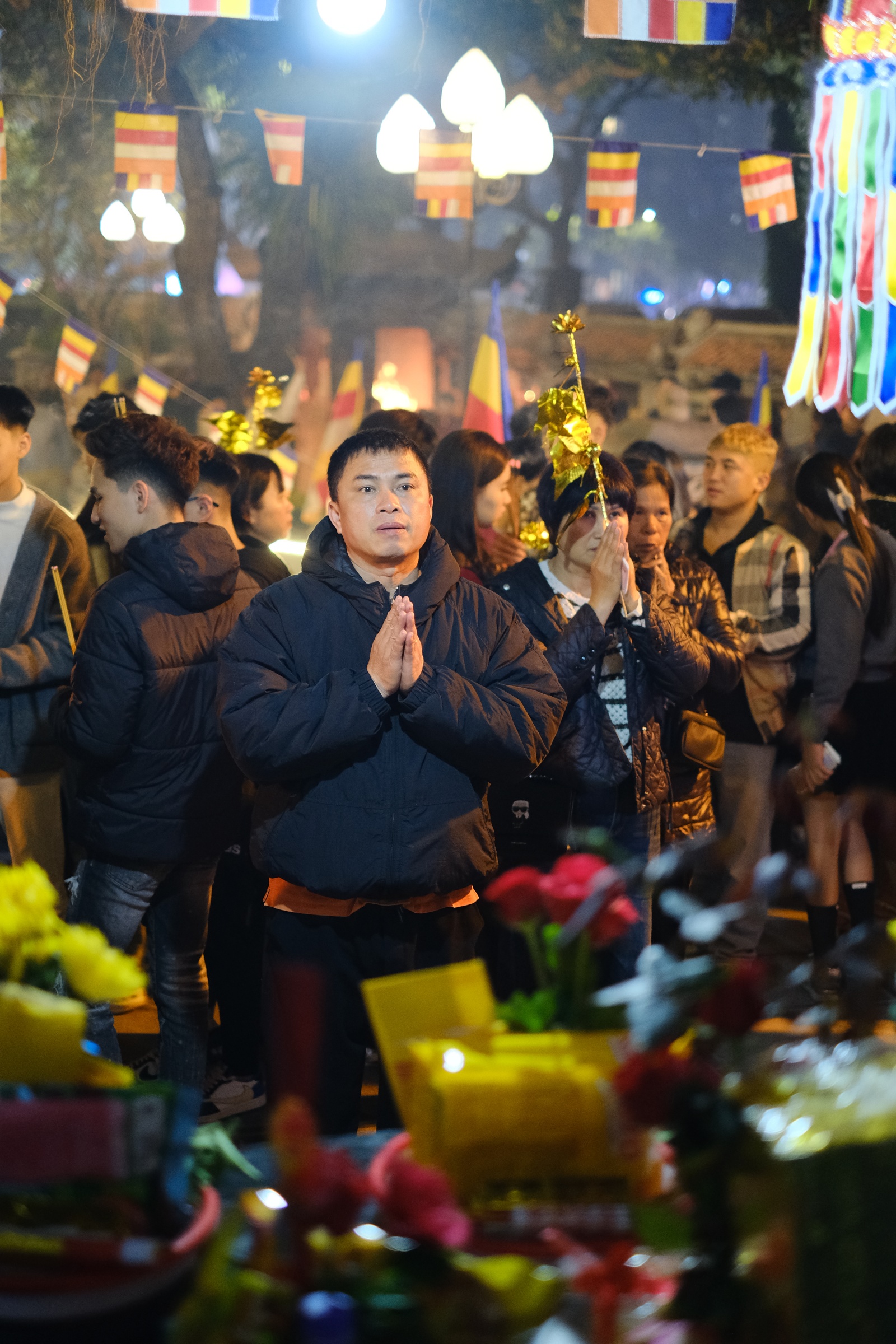 Sau Giao thừa, Ch&ugrave;a H&agrave; chật k&iacute;n người d&acirc;n đến cầu duy&ecirc;n, xin lộc đầu năm- Ảnh 3.