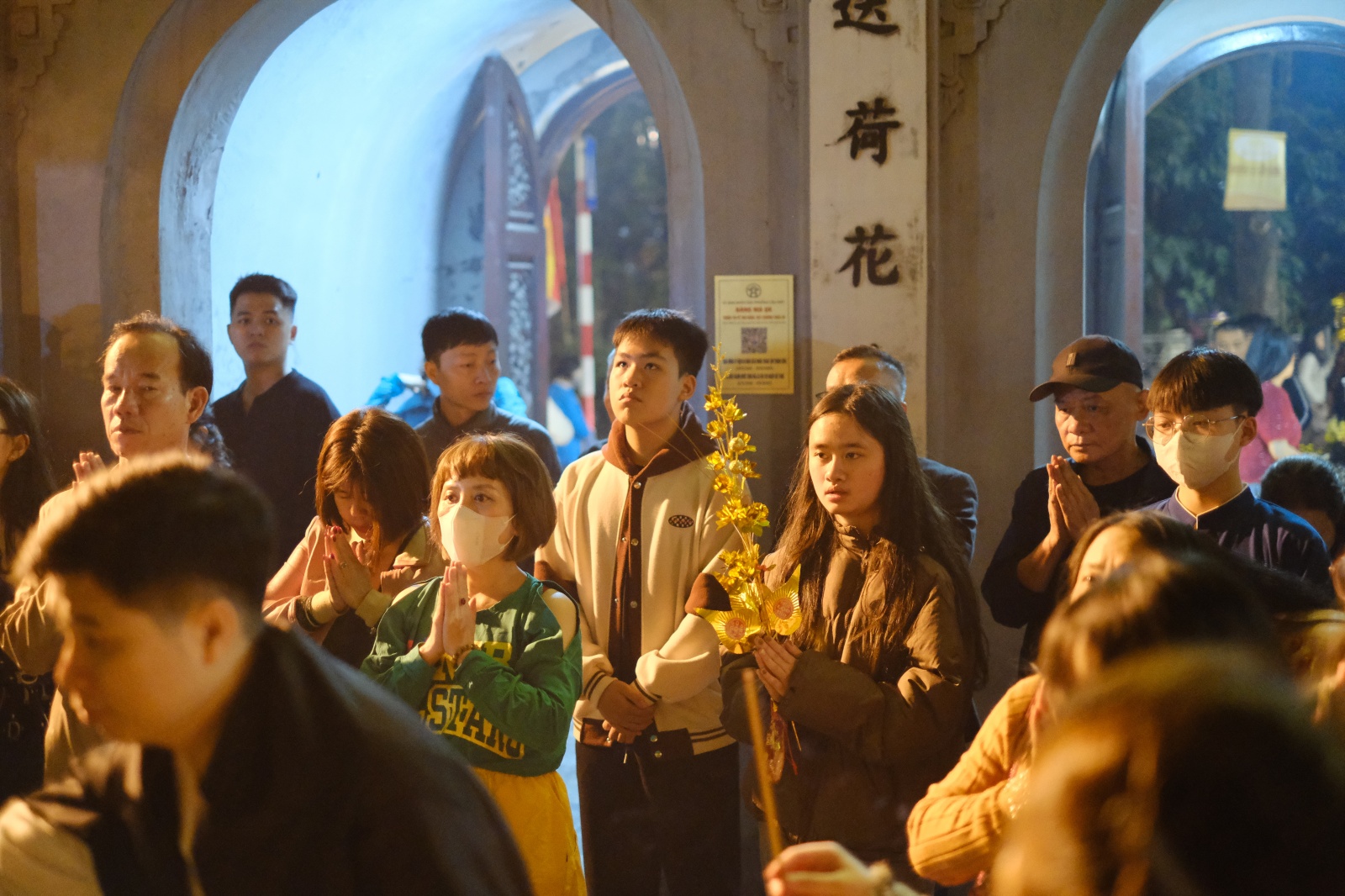 Sau Giao thừa, Ch&ugrave;a H&agrave; chật k&iacute;n người d&acirc;n đến cầu duy&ecirc;n, xin lộc đầu năm- Ảnh 1.