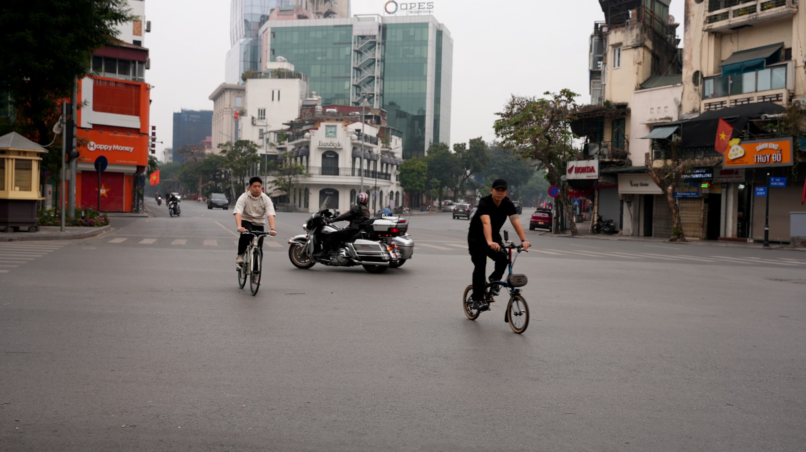 H&agrave; Nội v&agrave; TP.HCM y&ecirc;n b&igrave;nh đến lạ s&aacute;ng m&ugrave;ng 1 Tết- Ảnh 3.