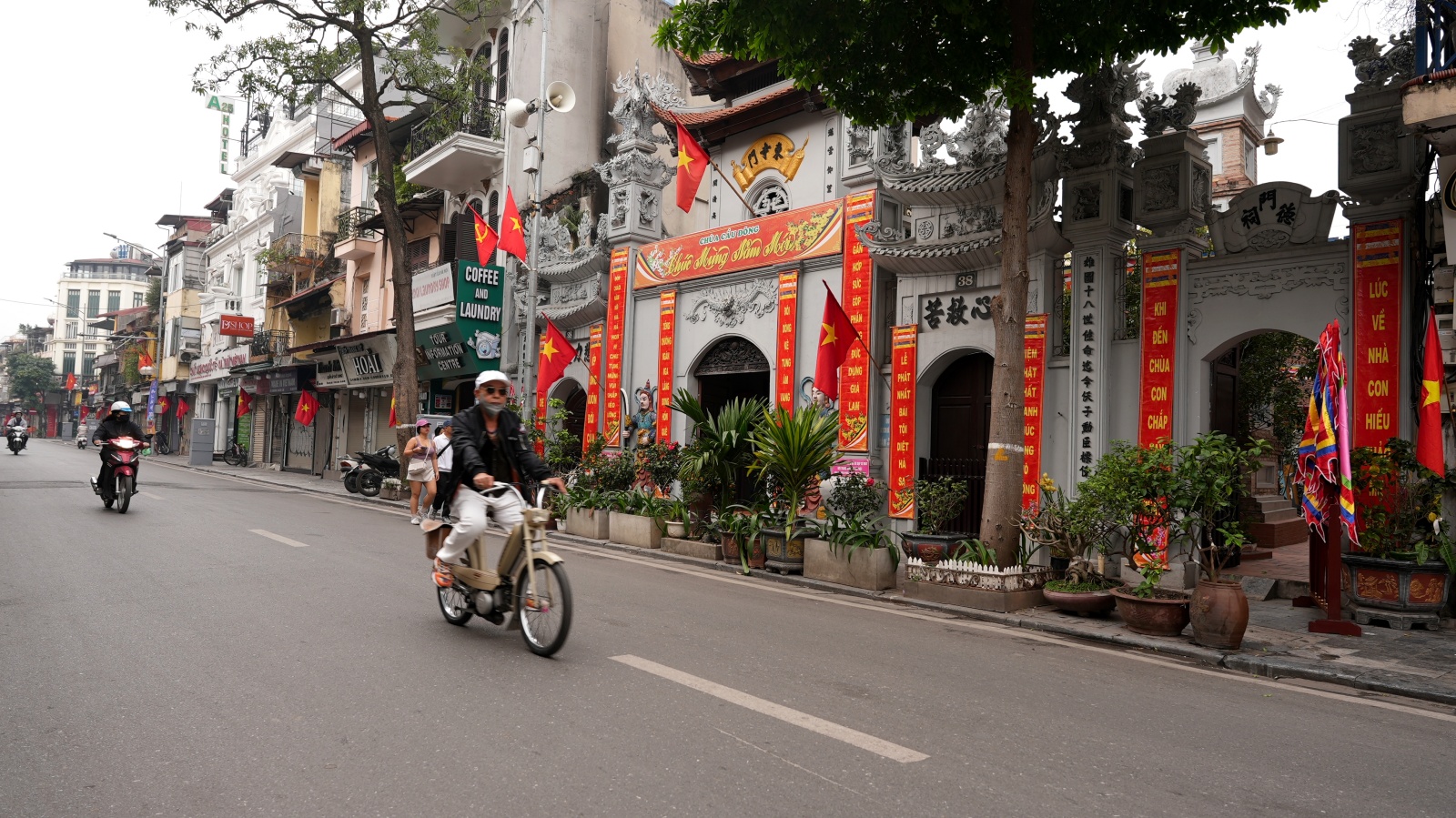 H&agrave; Nội v&agrave; TP.HCM y&ecirc;n b&igrave;nh đến lạ s&aacute;ng m&ugrave;ng 1 Tết- Ảnh 2.