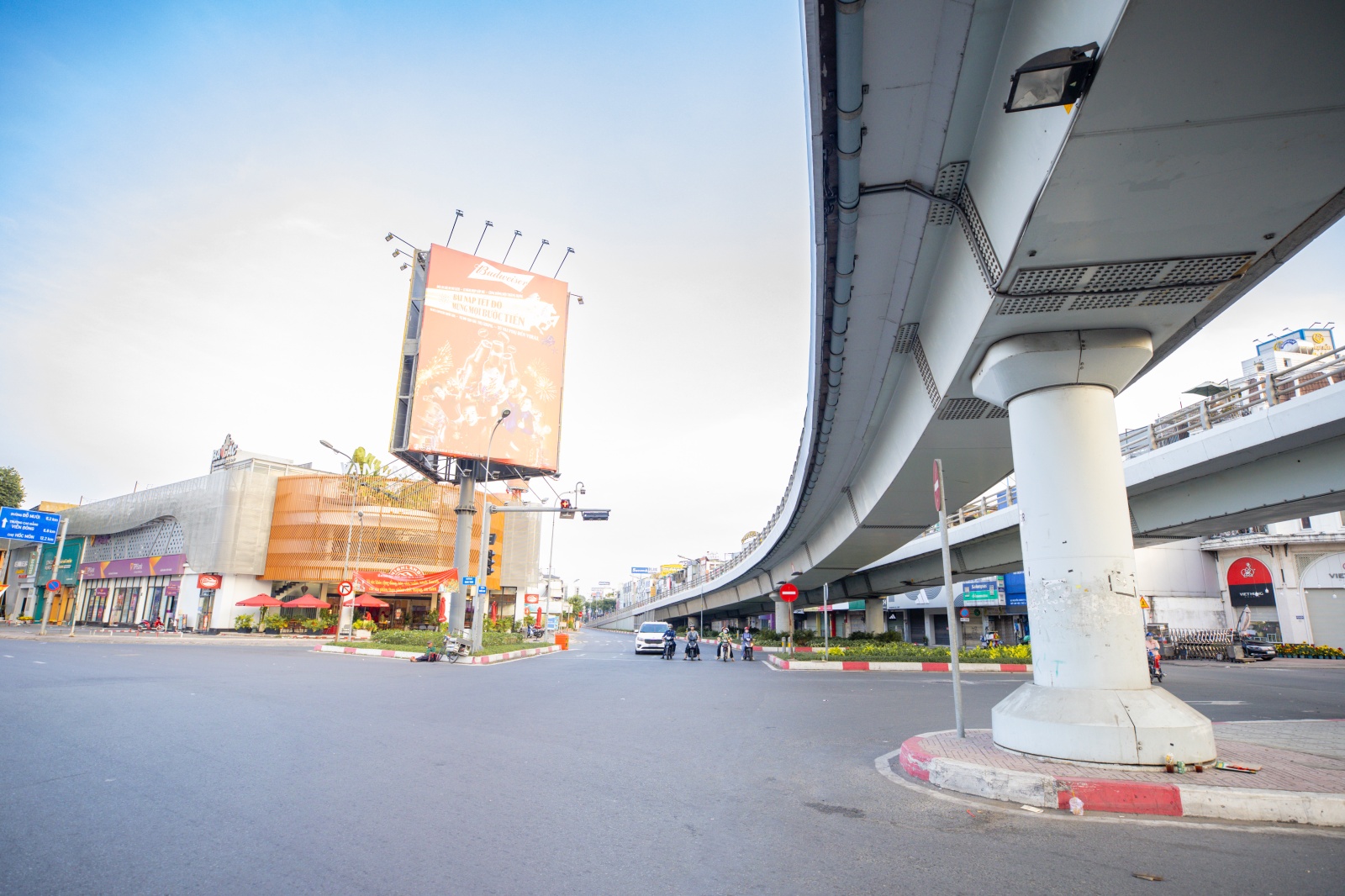 H&agrave; Nội v&agrave; TP.HCM y&ecirc;n b&igrave;nh đến lạ s&aacute;ng m&ugrave;ng 1 Tết- Ảnh 26.