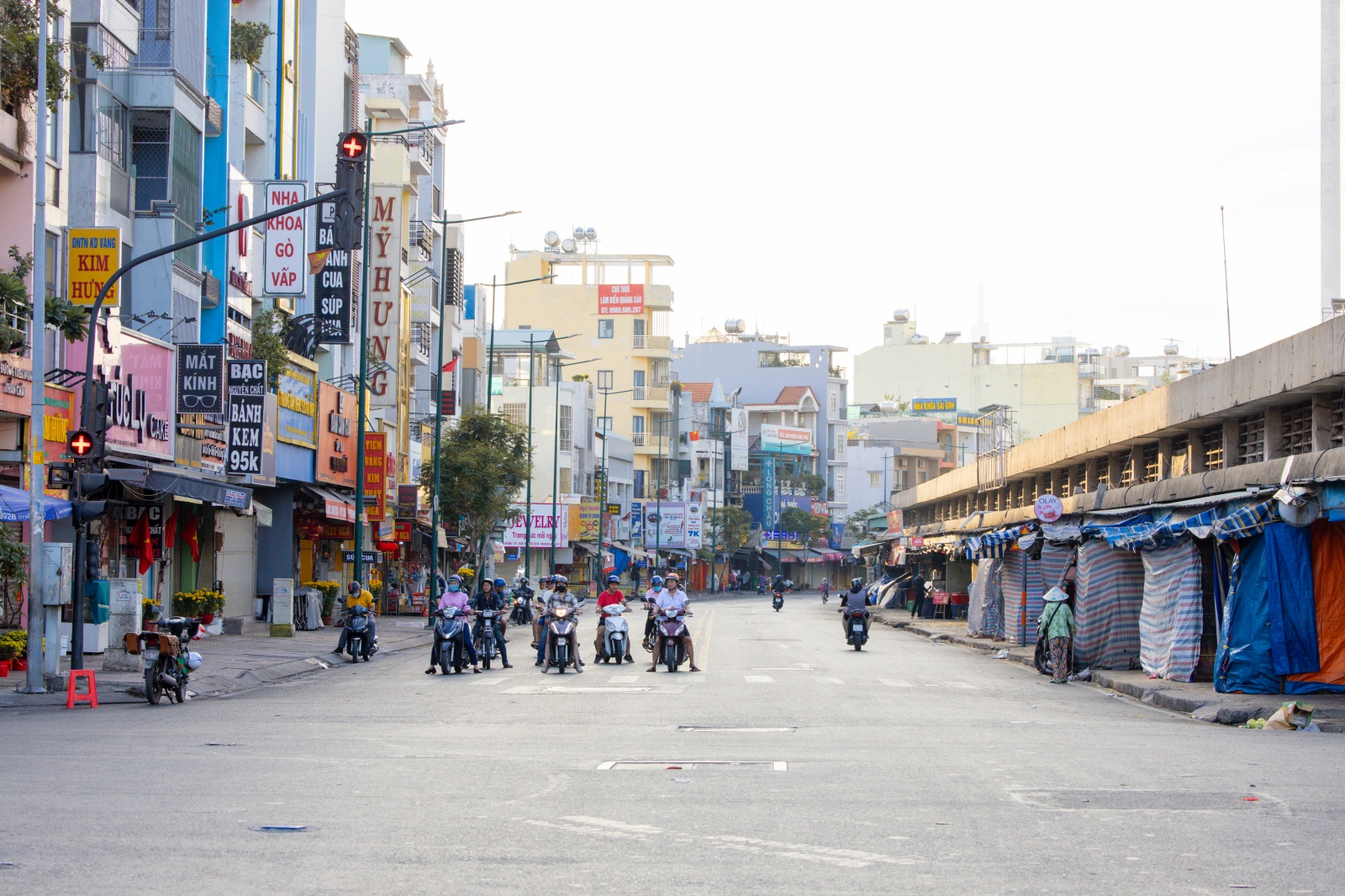 H&agrave; Nội v&agrave; TP.HCM y&ecirc;n b&igrave;nh đến lạ s&aacute;ng m&ugrave;ng 1 Tết- Ảnh 32.