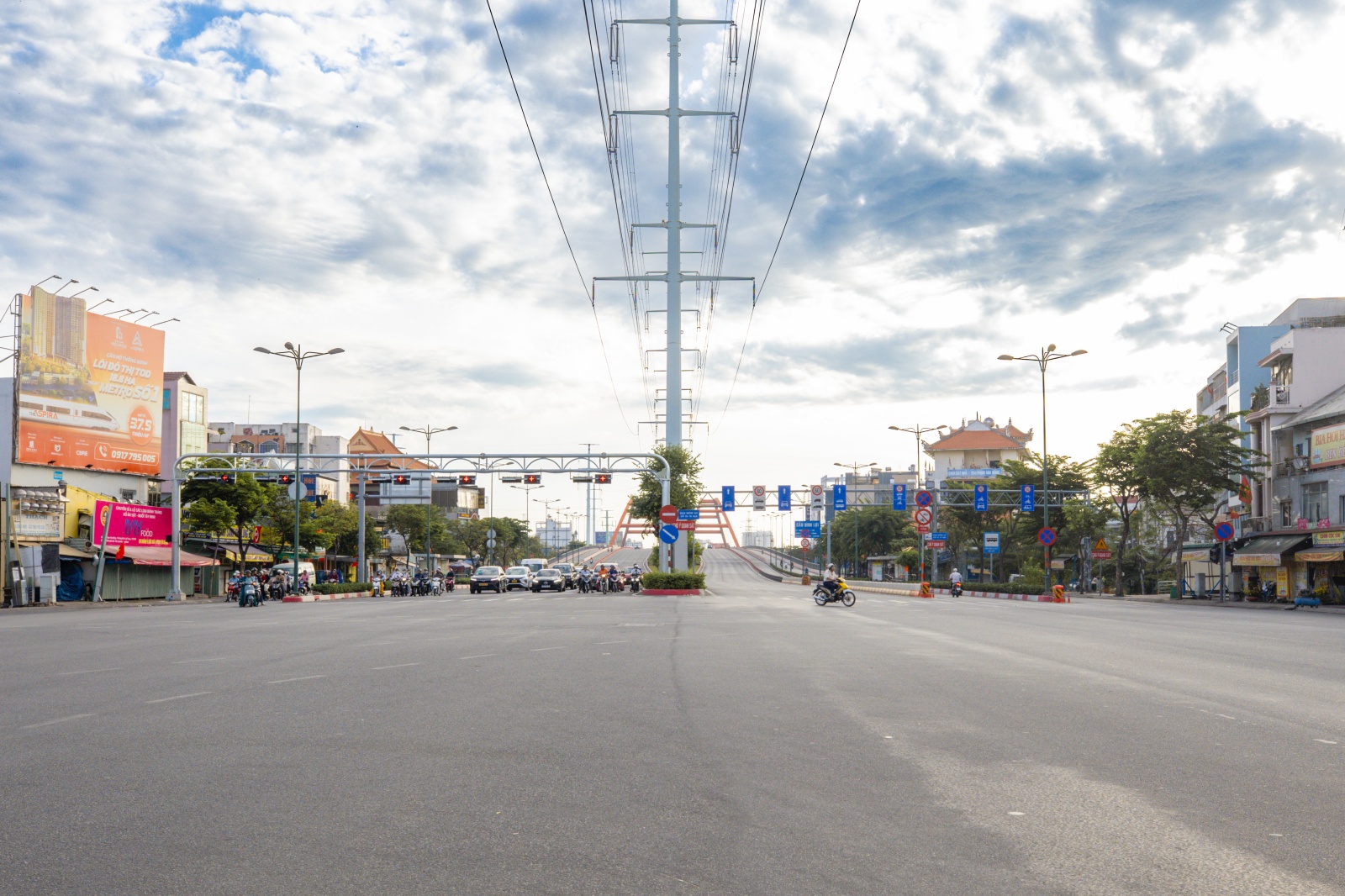 H&agrave; Nội v&agrave; TP.HCM y&ecirc;n b&igrave;nh đến lạ s&aacute;ng m&ugrave;ng 1 Tết- Ảnh 30.