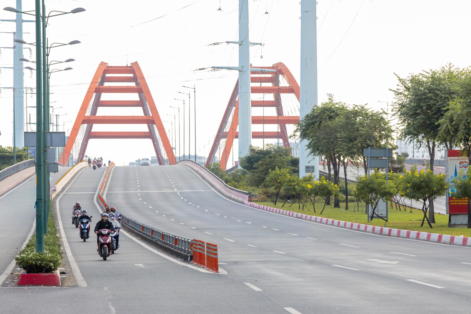 H&agrave; Nội v&agrave; TP.HCM y&ecirc;n b&igrave;nh đến lạ s&aacute;ng m&ugrave;ng 1 Tết- Ảnh 23.