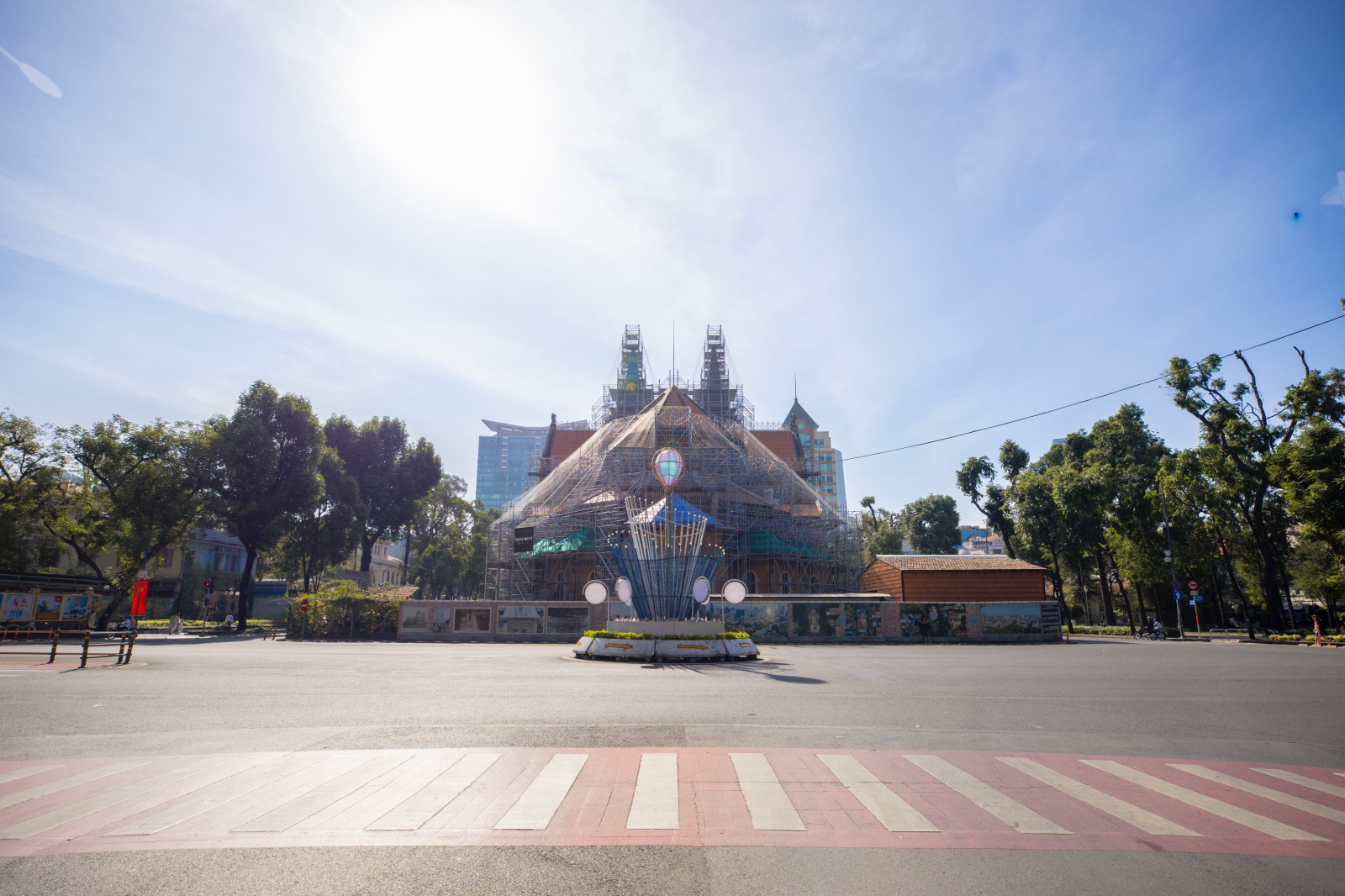 H&agrave; Nội v&agrave; TP.HCM y&ecirc;n b&igrave;nh đến lạ s&aacute;ng m&ugrave;ng 1 Tết- Ảnh 24.