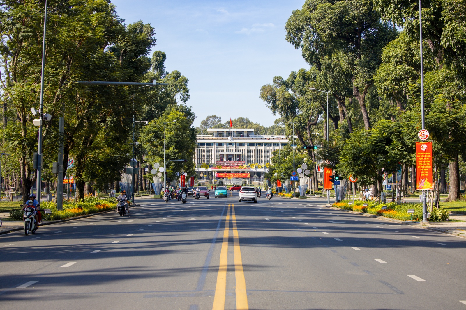 H&agrave; Nội v&agrave; TP.HCM y&ecirc;n b&igrave;nh đến lạ s&aacute;ng m&ugrave;ng 1 Tết- Ảnh 20.