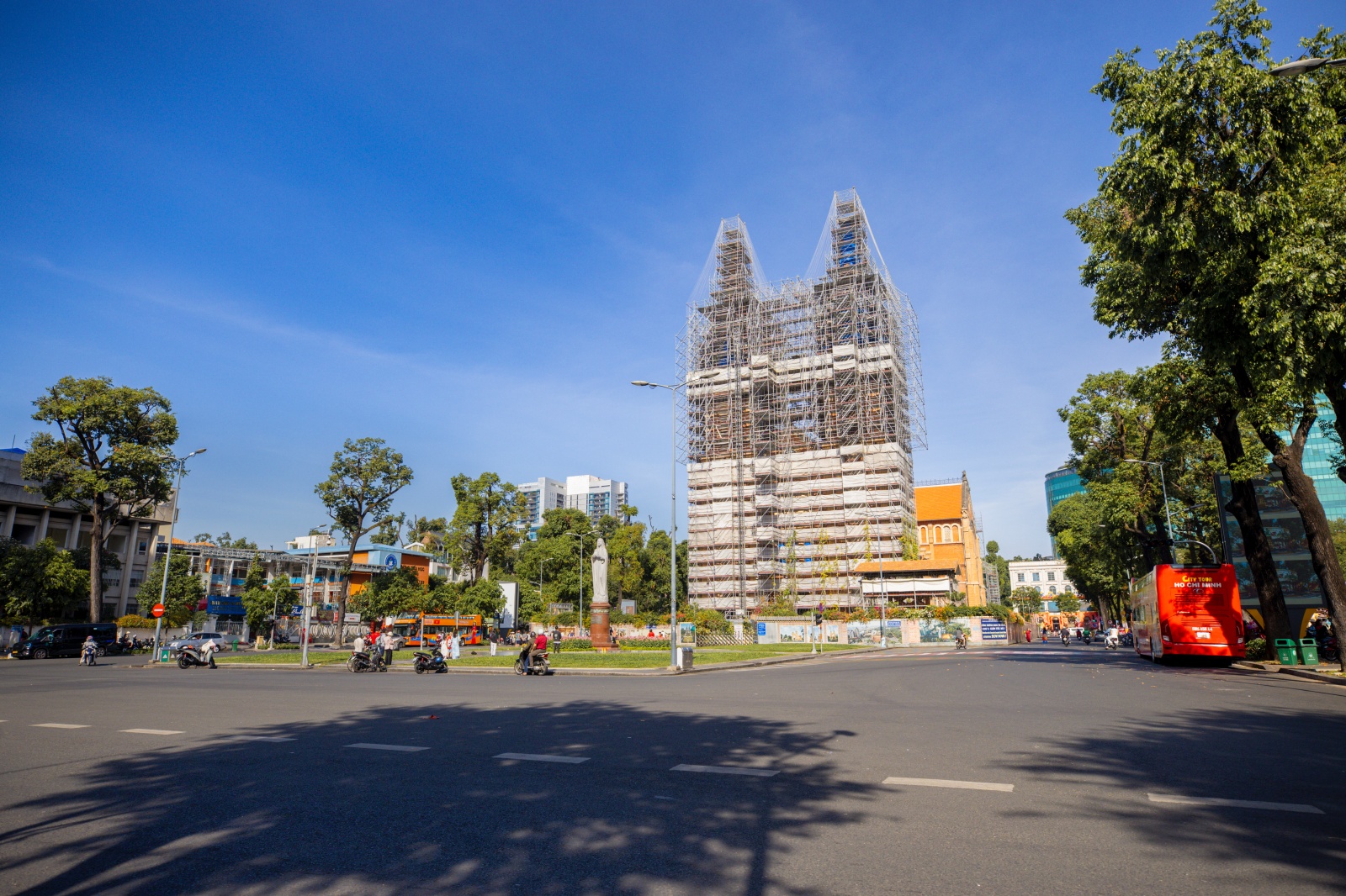 H&agrave; Nội v&agrave; TP.HCM y&ecirc;n b&igrave;nh đến lạ s&aacute;ng m&ugrave;ng 1 Tết- Ảnh 22.