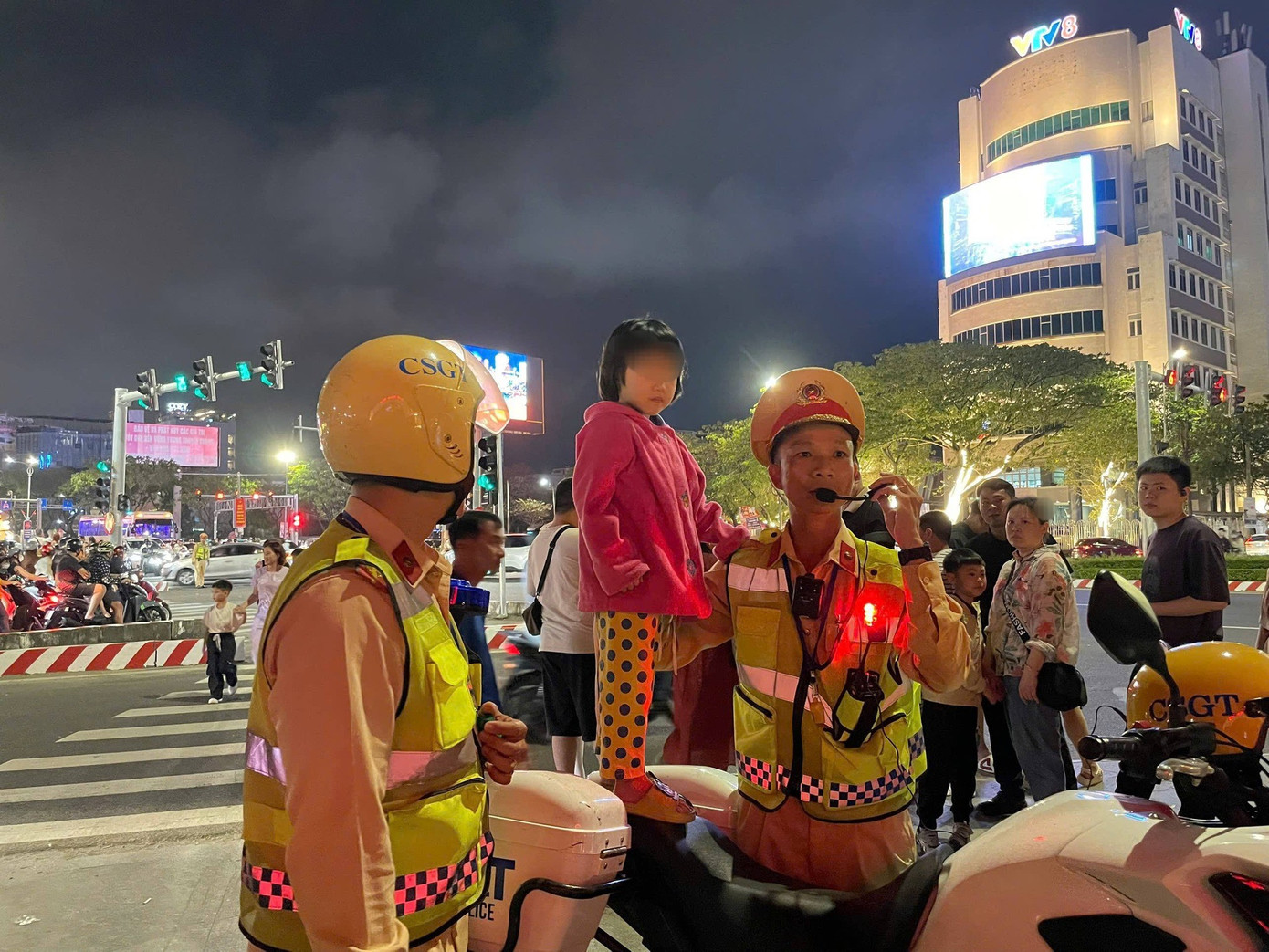 Ch&aacute;u b&eacute; 4 tuổi đi lạc trong đ&ecirc;m giao thừa ở Đ&agrave; Nẵng- Ảnh 1.