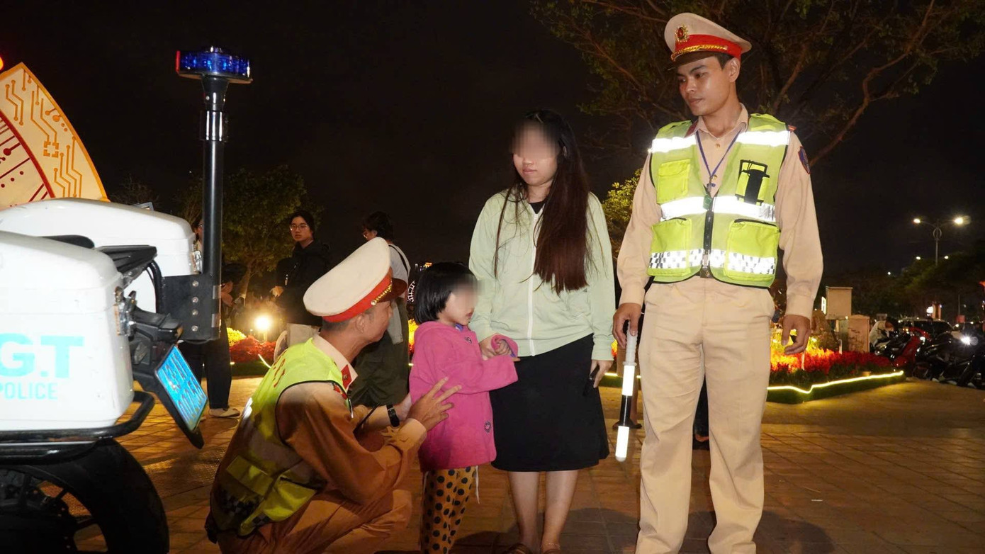 Ch&aacute;u b&eacute; 4 tuổi đi lạc trong đ&ecirc;m giao thừa ở Đ&agrave; Nẵng- Ảnh 2.