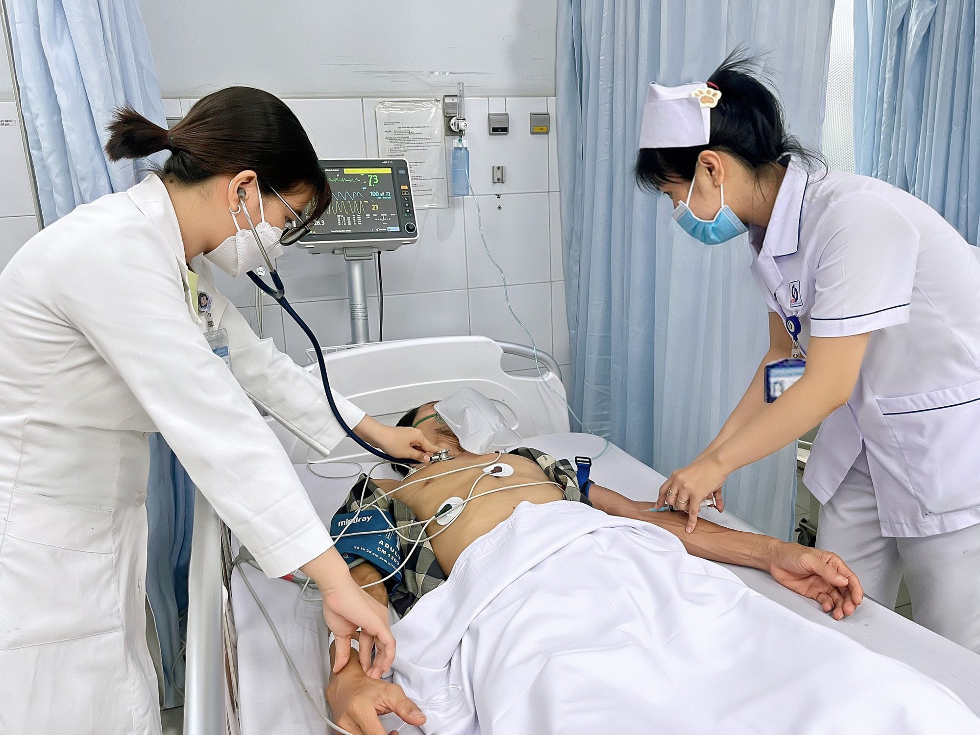 Trắng đ&ecirc;m nơi ph&ograve;ng cấp cứu- Ảnh 5.