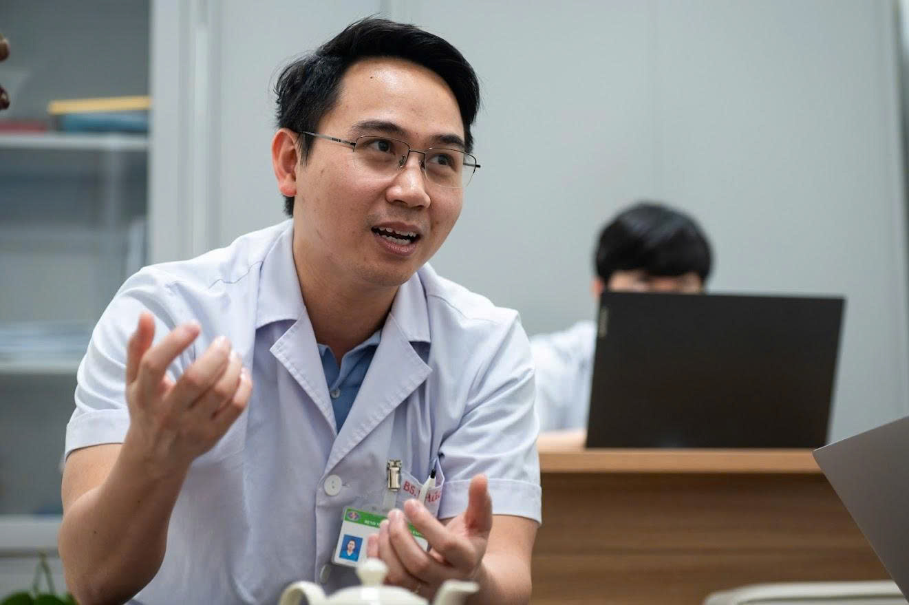 B&aacute;c sĩ ICU tiết lộ &ldquo;phần thưởng&rdquo; hạnh ph&uacute;c hơn mọi khoản th&ugrave; lao, kh&ocirc;ng tiền n&agrave;o mua được- Ảnh 3.