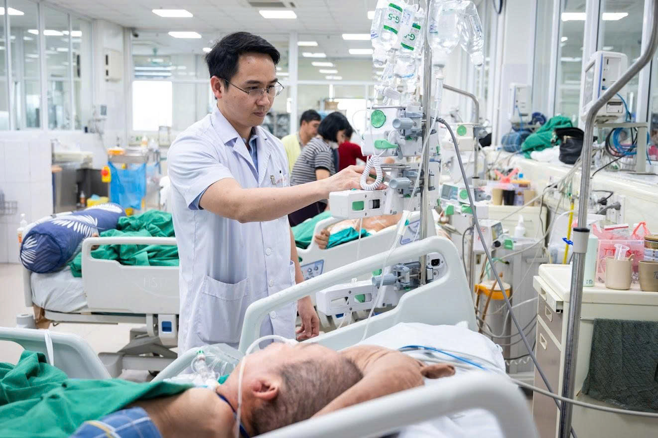 B&aacute;c sĩ ICU tiết lộ &ldquo;phần thưởng&rdquo; hạnh ph&uacute;c hơn mọi khoản th&ugrave; lao, kh&ocirc;ng tiền n&agrave;o mua được- Ảnh 1.