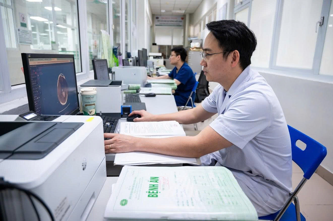 B&aacute;c sĩ ICU tiết lộ &ldquo;phần thưởng&rdquo; hạnh ph&uacute;c hơn mọi khoản th&ugrave; lao, kh&ocirc;ng tiền n&agrave;o mua được- Ảnh 2.