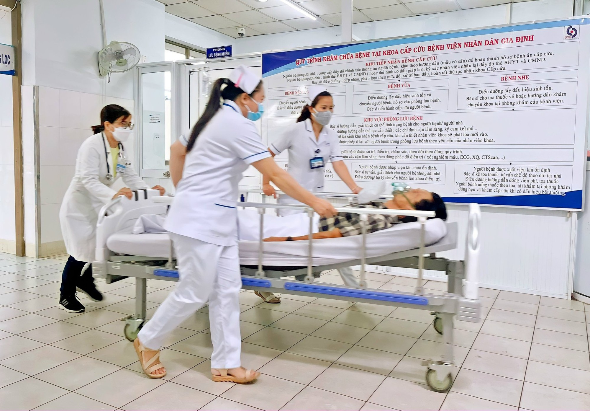 Trắng đ&ecirc;m nơi ph&ograve;ng cấp cứu- Ảnh 4.