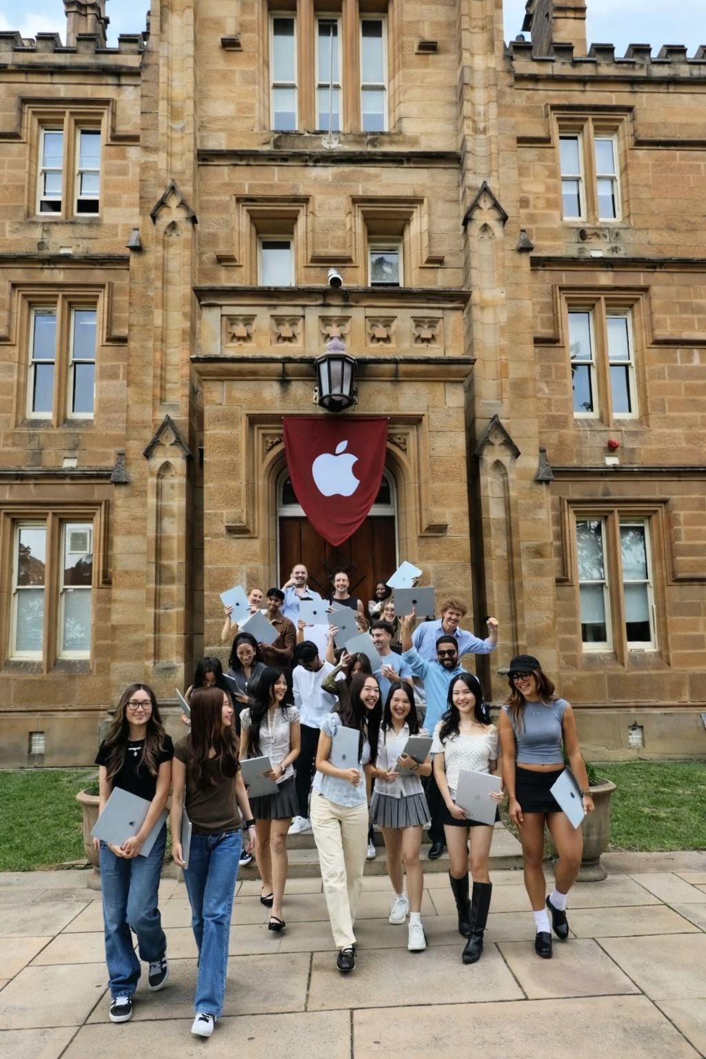 Hơn 130.000 người xem vlog "tốt nghiệp" ở Đại học Apple: Ai cũng muốn nộp hồ sơ, nhưng sự thật kh&aacute;c xa tưởng tượng- Ảnh 1.