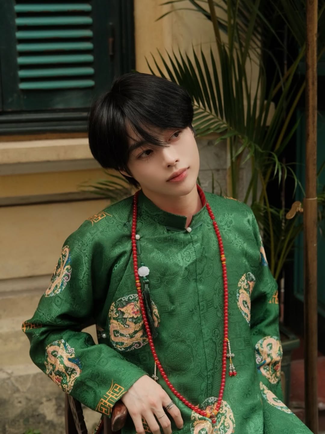 Nam thần trong nh&oacute;m nhạc H&agrave;n Quốc tung ngay bộ ảnh &aacute;o d&agrave;i đ&oacute;n Tết, ho&aacute; ra v&igrave; l&yacute; do đặc biệt!- Ảnh 3.