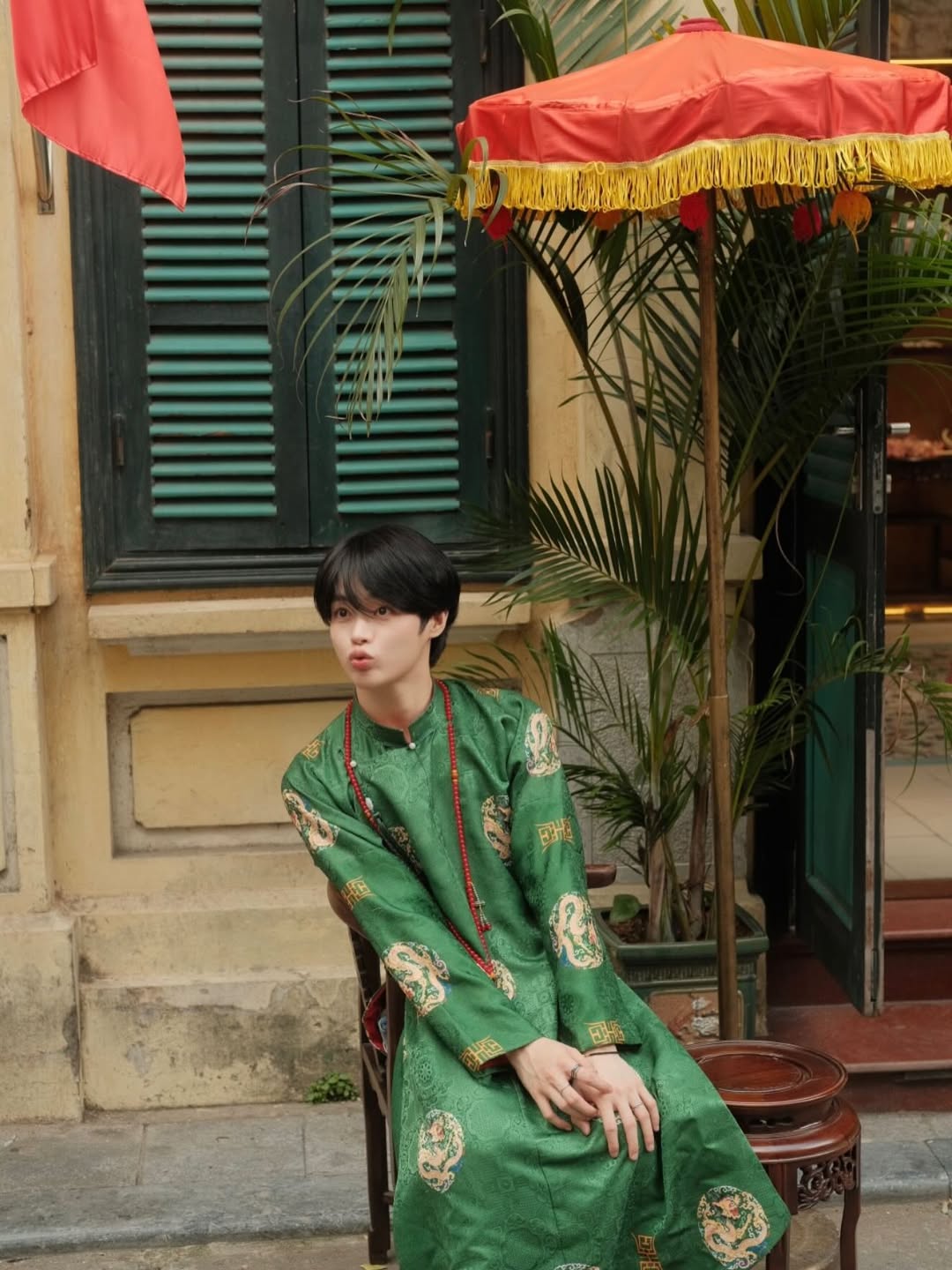 Nam thần trong nh&oacute;m nhạc H&agrave;n Quốc tung ngay bộ ảnh &aacute;o d&agrave;i đ&oacute;n Tết, ho&aacute; ra v&igrave; l&yacute; do đặc biệt!- Ảnh 2.