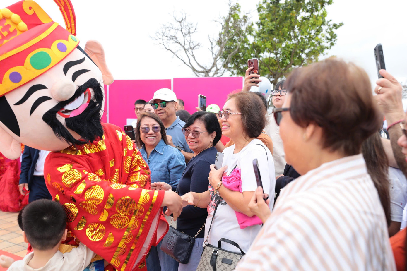 Du kh&aacute;ch nhận l&igrave; x&igrave;, nhảy sạp giữa l&ograve;ng Đ&agrave; Nẵng ng&agrave;y đầu năm mới- Ảnh 3.