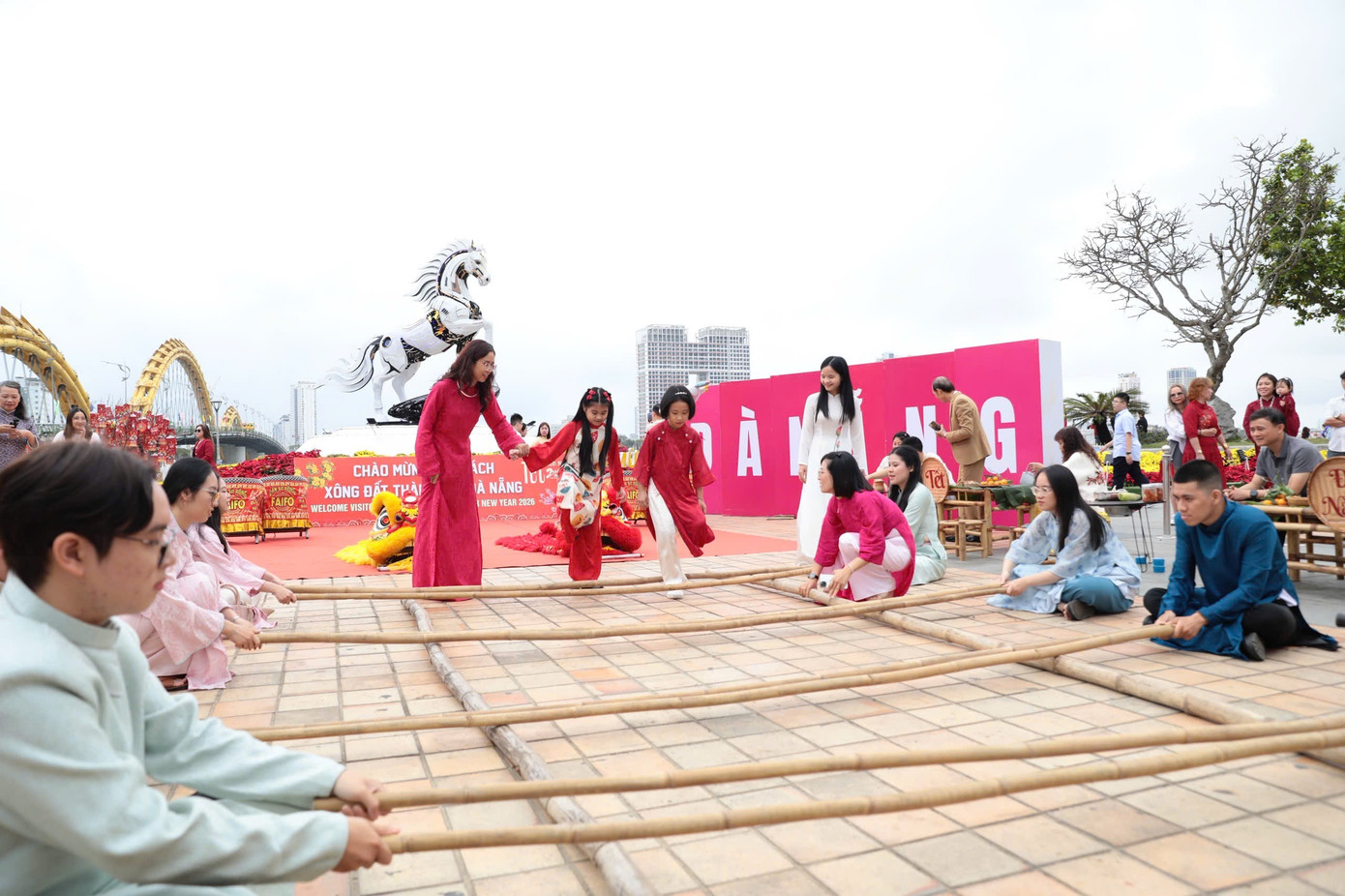 Du kh&aacute;ch nhận l&igrave; x&igrave;, nhảy sạp giữa l&ograve;ng Đ&agrave; Nẵng ng&agrave;y đầu năm mới- Ảnh 4.
