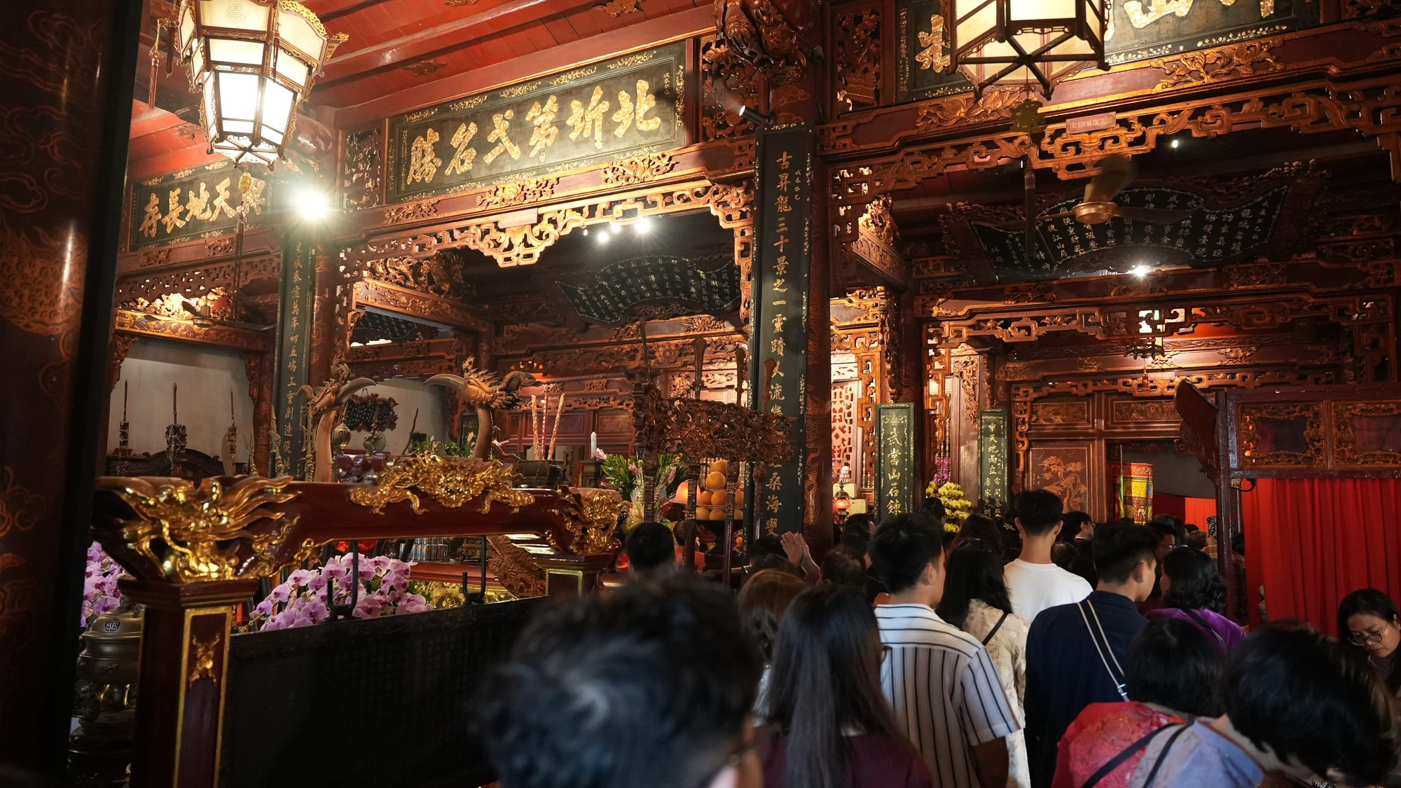 M&ugrave;ng 1 Tết ở H&agrave; Nội: C&oacute; một con đường tắc cứng từ s&aacute;ng sớm, nh&igrave;n th&ocirc;i đ&atilde; thấy n&ocirc; nức- Ảnh 2.