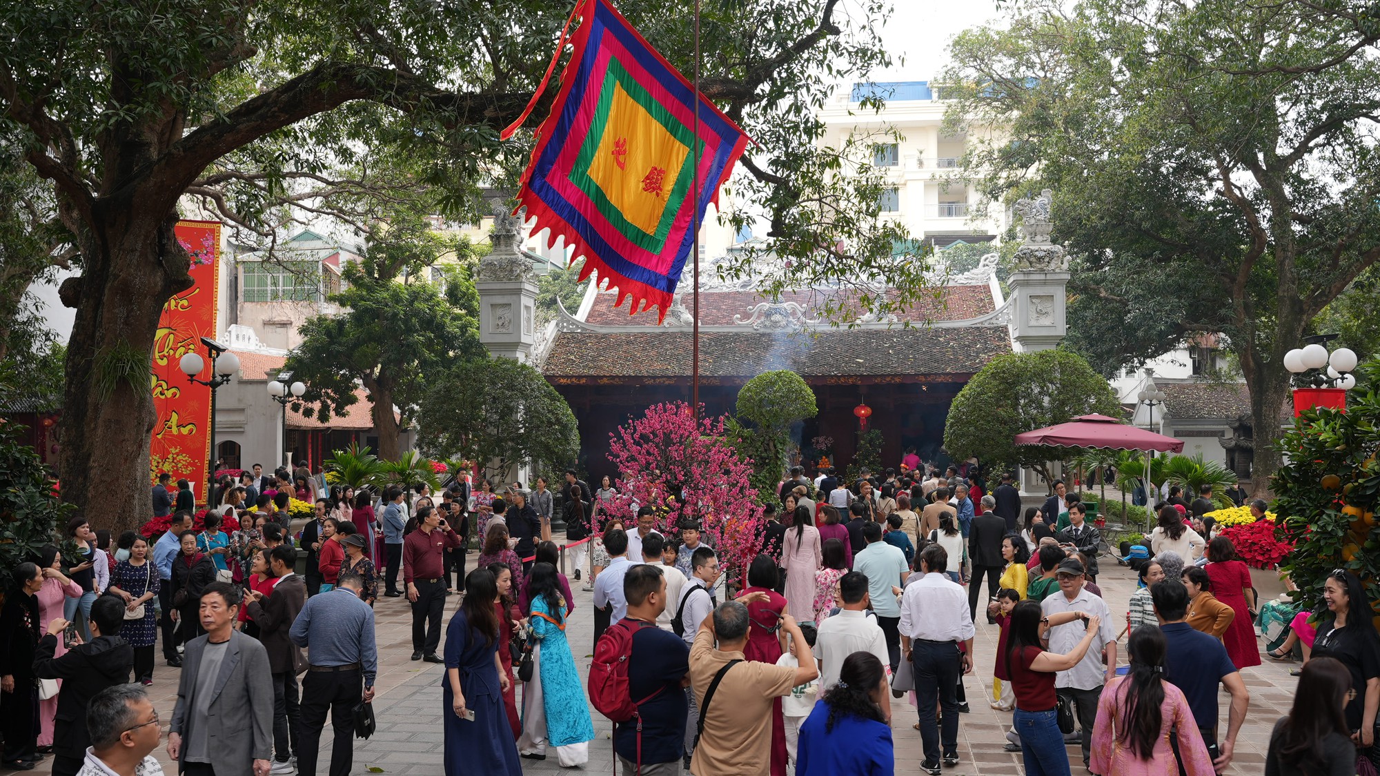 M&ugrave;ng 1 Tết ở H&agrave; Nội: C&oacute; một con đường tắc cứng từ s&aacute;ng sớm, nh&igrave;n th&ocirc;i đ&atilde; thấy n&ocirc; nức- Ảnh 1.