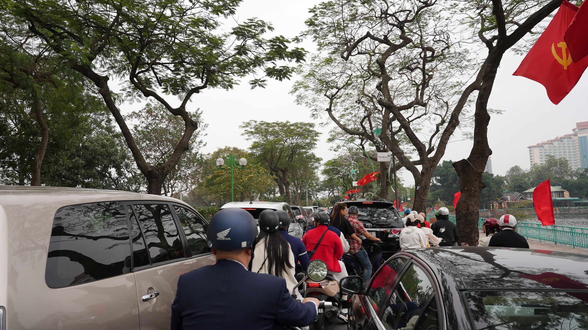 M&ugrave;ng 1 Tết ở H&agrave; Nội: C&oacute; một con đường tắc cứng từ s&aacute;ng sớm, nh&igrave;n th&ocirc;i đ&atilde; thấy n&ocirc; nức- Ảnh 8.