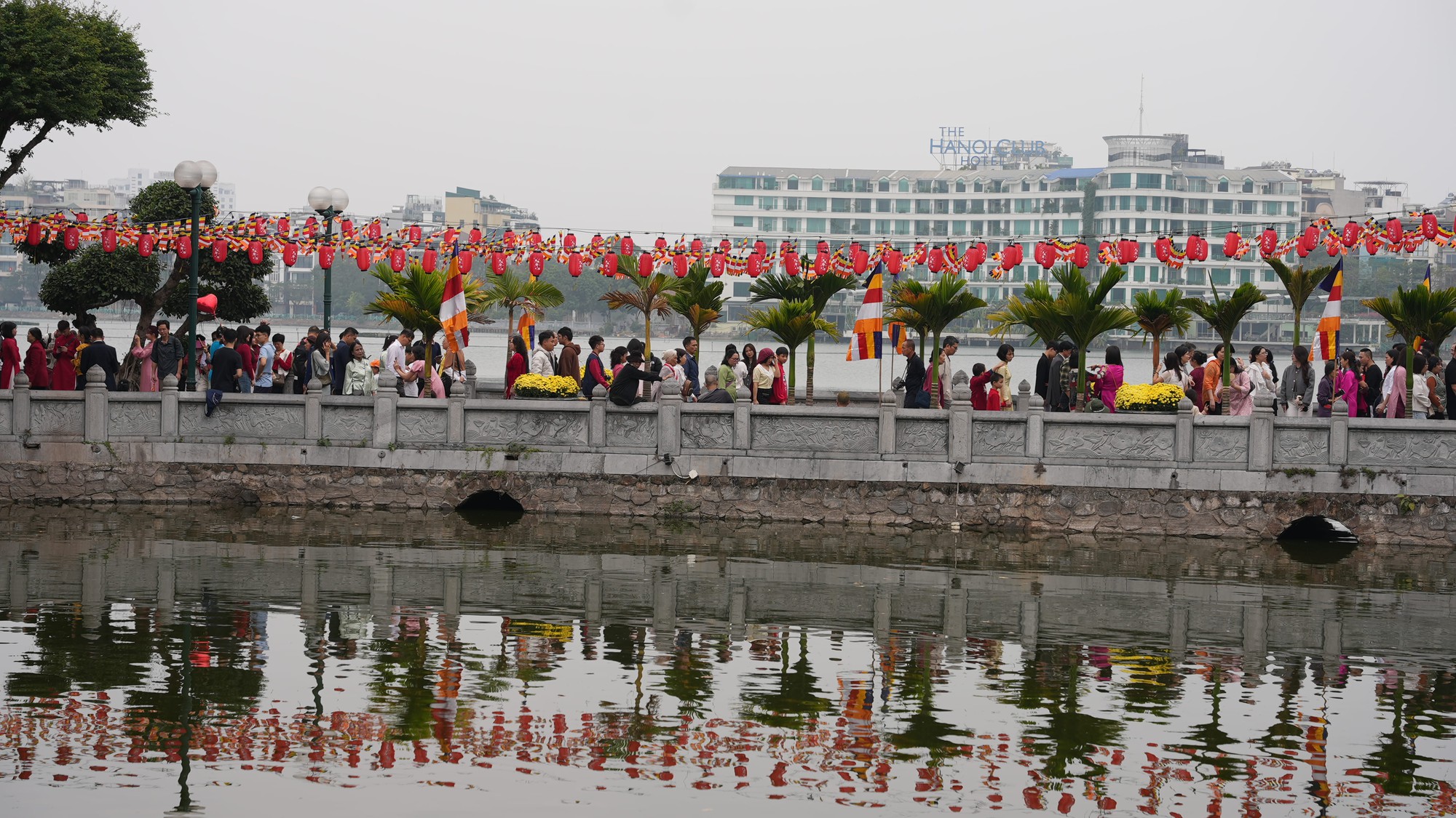 M&ugrave;ng 1 Tết ở H&agrave; Nội: C&oacute; một con đường tắc cứng từ s&aacute;ng sớm, nh&igrave;n th&ocirc;i đ&atilde; thấy n&ocirc; nức- Ảnh 3.