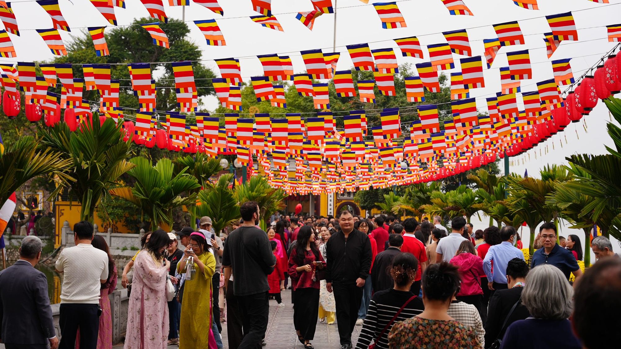 M&ugrave;ng 1 Tết ở H&agrave; Nội: C&oacute; một con đường tắc cứng từ s&aacute;ng sớm, nh&igrave;n th&ocirc;i đ&atilde; thấy n&ocirc; nức- Ảnh 4.