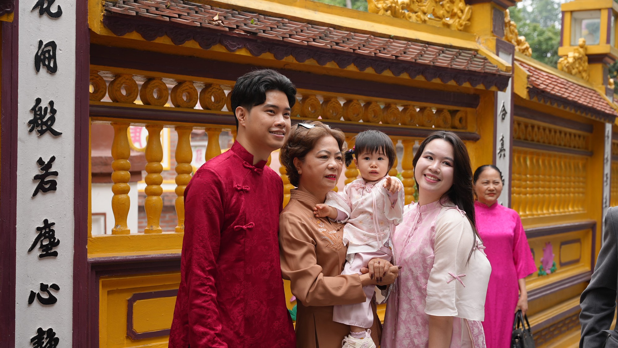 M&ugrave;ng 1 Tết ở H&agrave; Nội: C&oacute; một con đường tắc cứng từ s&aacute;ng sớm, nh&igrave;n th&ocirc;i đ&atilde; thấy n&ocirc; nức- Ảnh 9.