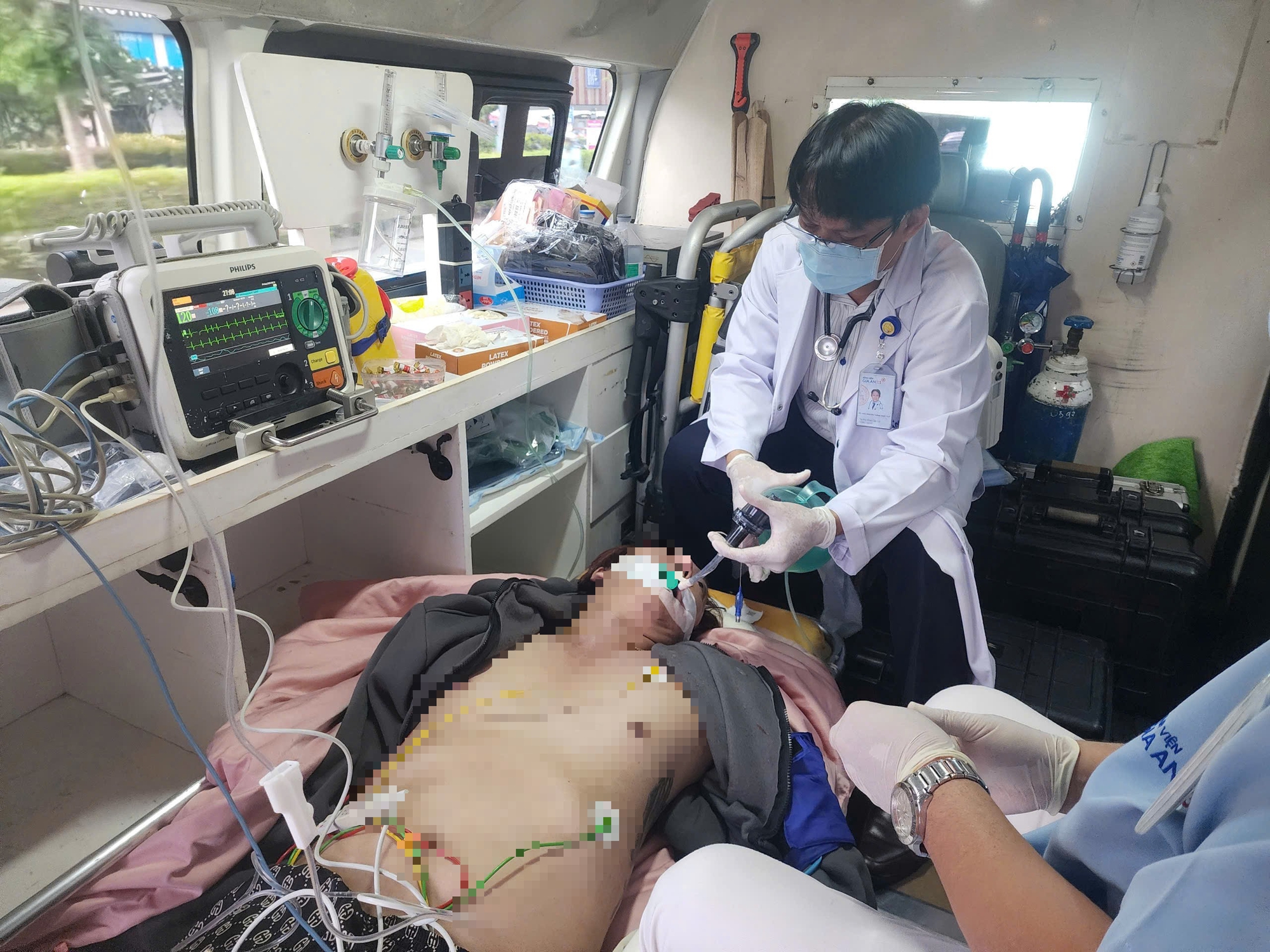 Trắng đ&ecirc;m nơi ph&ograve;ng cấp cứu- Ảnh 1.