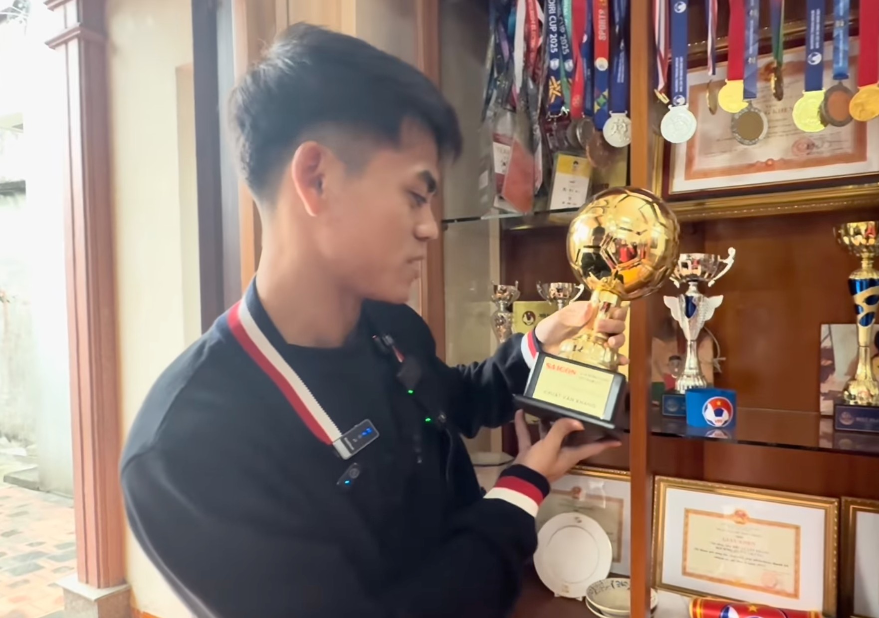 Tết về thăm nh&agrave; Khuất Văn Khang: "Năm mới ước mơ thi đấu thật tốt để x&acirc;y nh&agrave; b&aacute;o hiếu bố mẹ"- Ảnh 4.