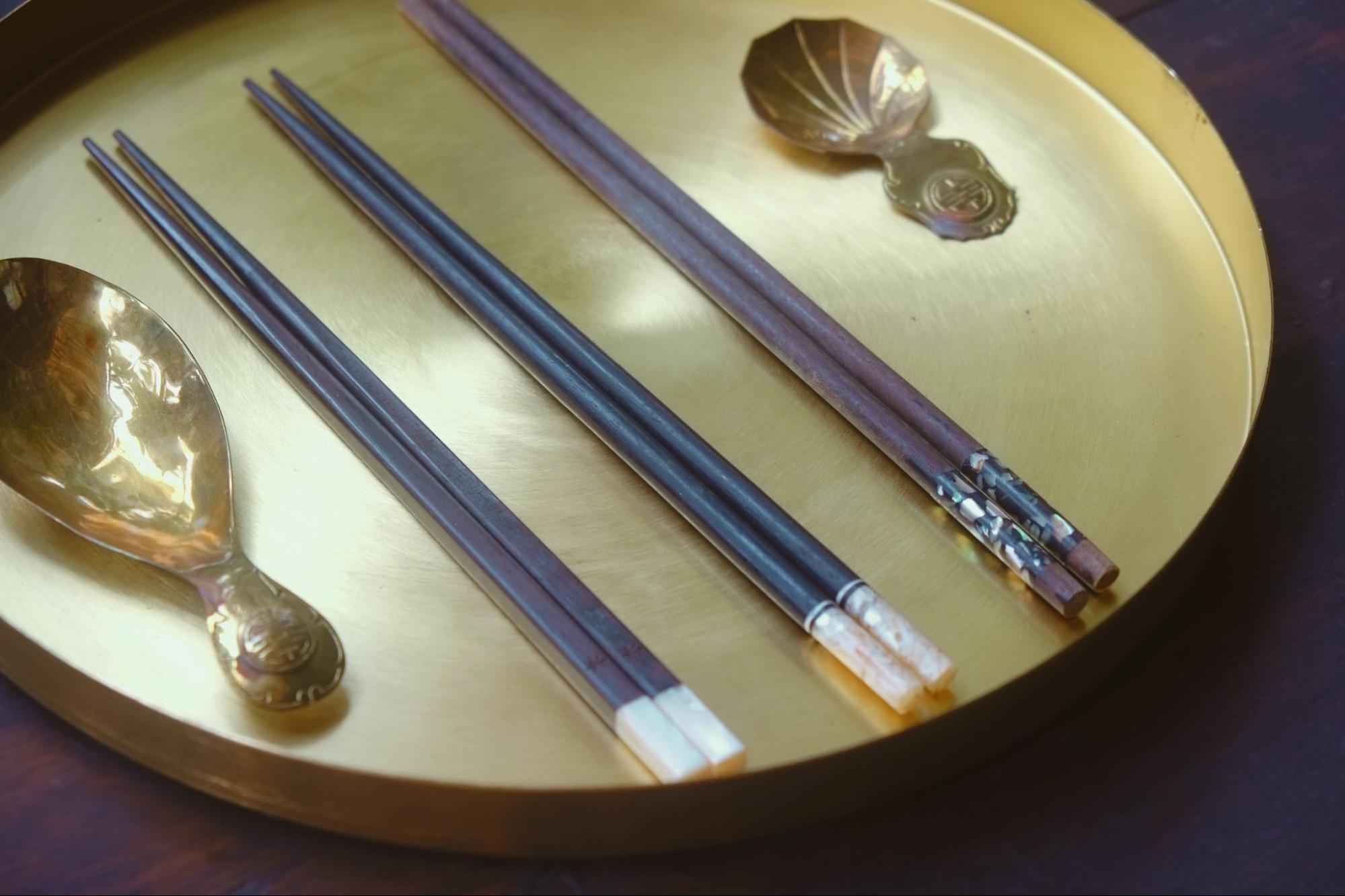 Đ&ocirc;i đũa đầu năm - m&oacute;n qu&agrave; nhỏ mang theo lời ch&uacute;c đủ đầy- Ảnh 1.