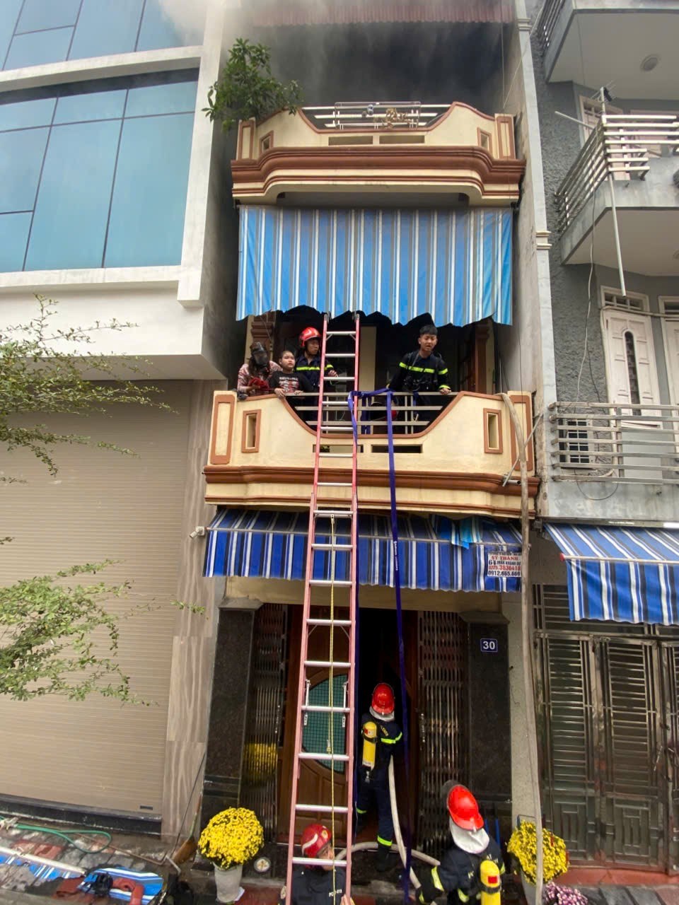 Cứu 2 người trong vụ ch&aacute;y nh&agrave; v&agrave;o s&aacute;ng m&ugrave;ng 1 Tết- Ảnh 1.