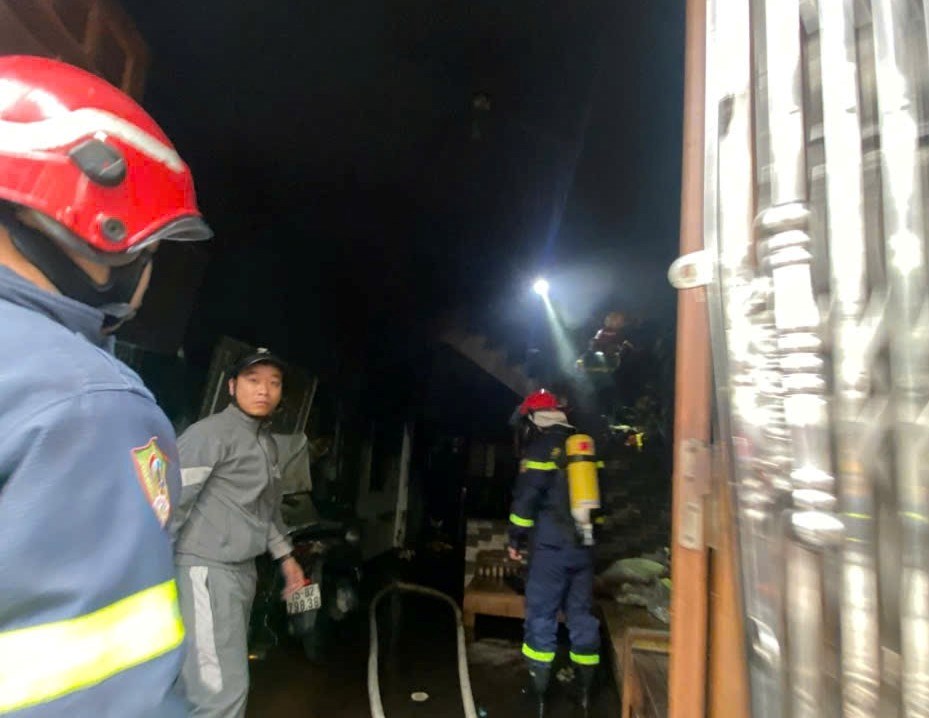 Cứu 2 người trong vụ ch&aacute;y nh&agrave; v&agrave;o s&aacute;ng m&ugrave;ng 1 Tết- Ảnh 2.