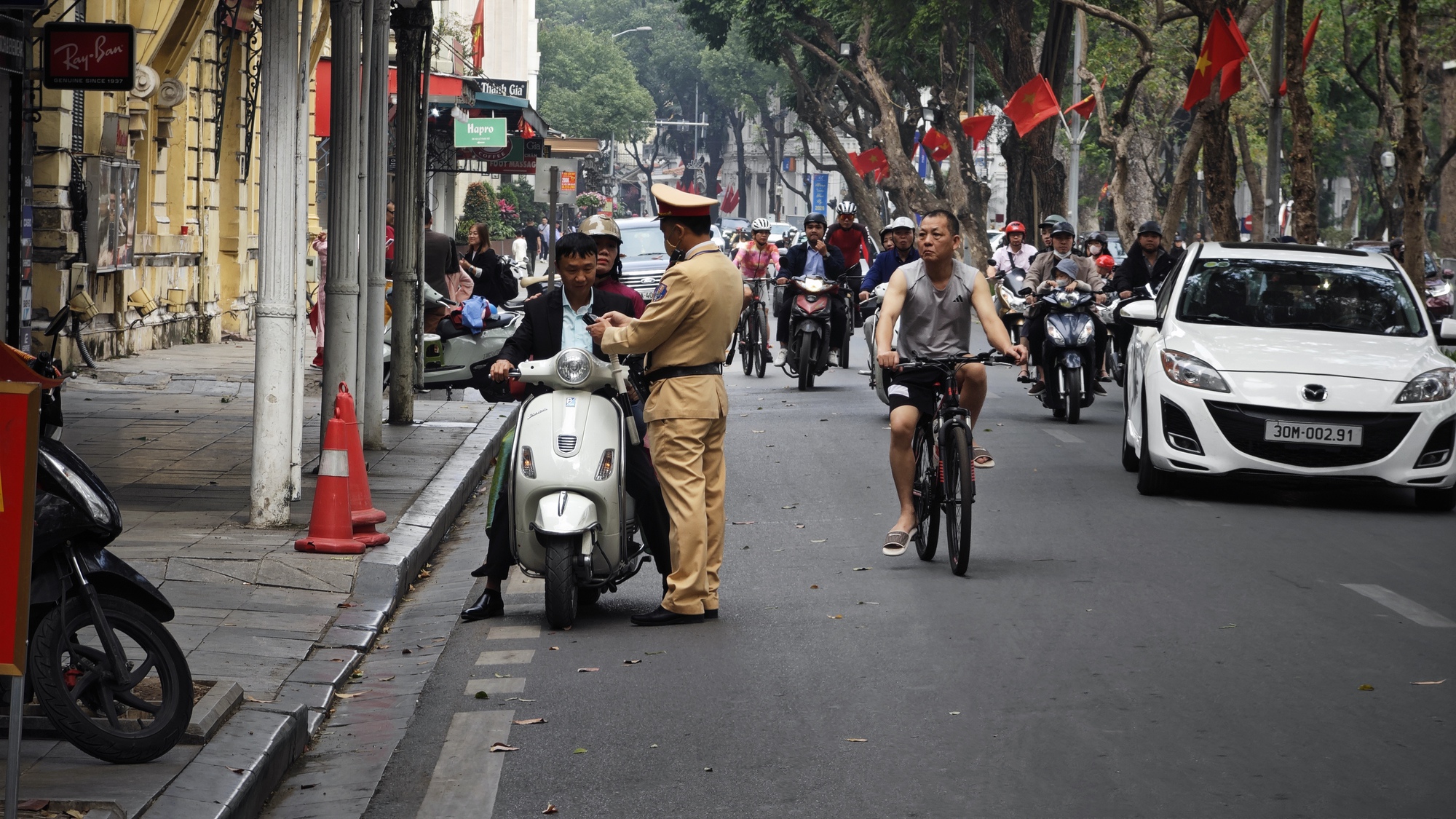 Ch&ugrave;m ảnh: CSGT tại H&agrave; Nội ra qu&acirc;n đo nồng độ cồn từ 10h s&aacute;ng M&ugrave;ng 1 Tết- Ảnh 4.