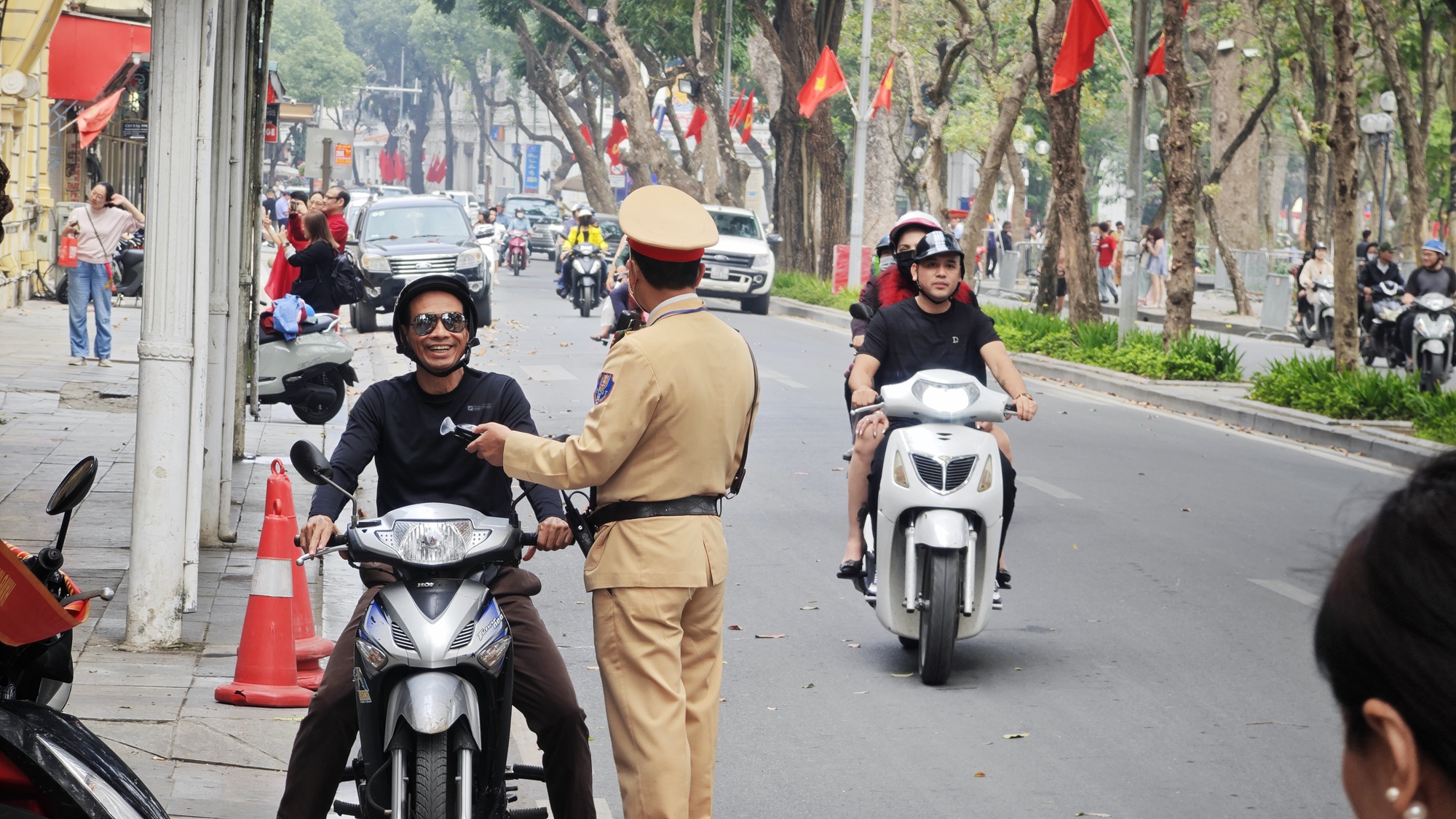 Ch&ugrave;m ảnh: CSGT tại H&agrave; Nội ra qu&acirc;n đo nồng độ cồn từ 10h s&aacute;ng M&ugrave;ng 1 Tết- Ảnh 3.